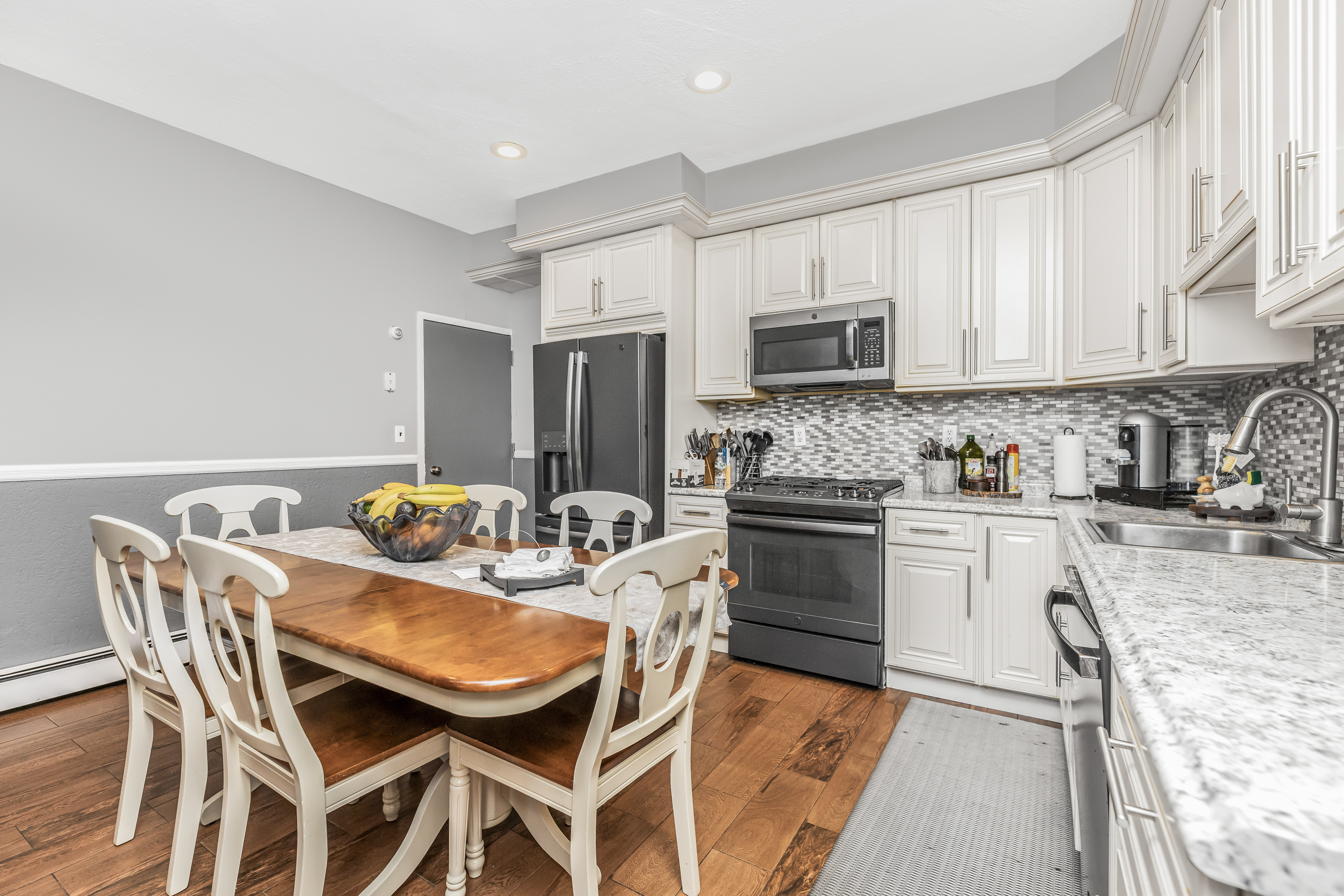 Yonkers, New York, 10703, United States, 4 Bedrooms Bedrooms, ,2 BathroomsBathrooms,Residential,For Sale,1825129