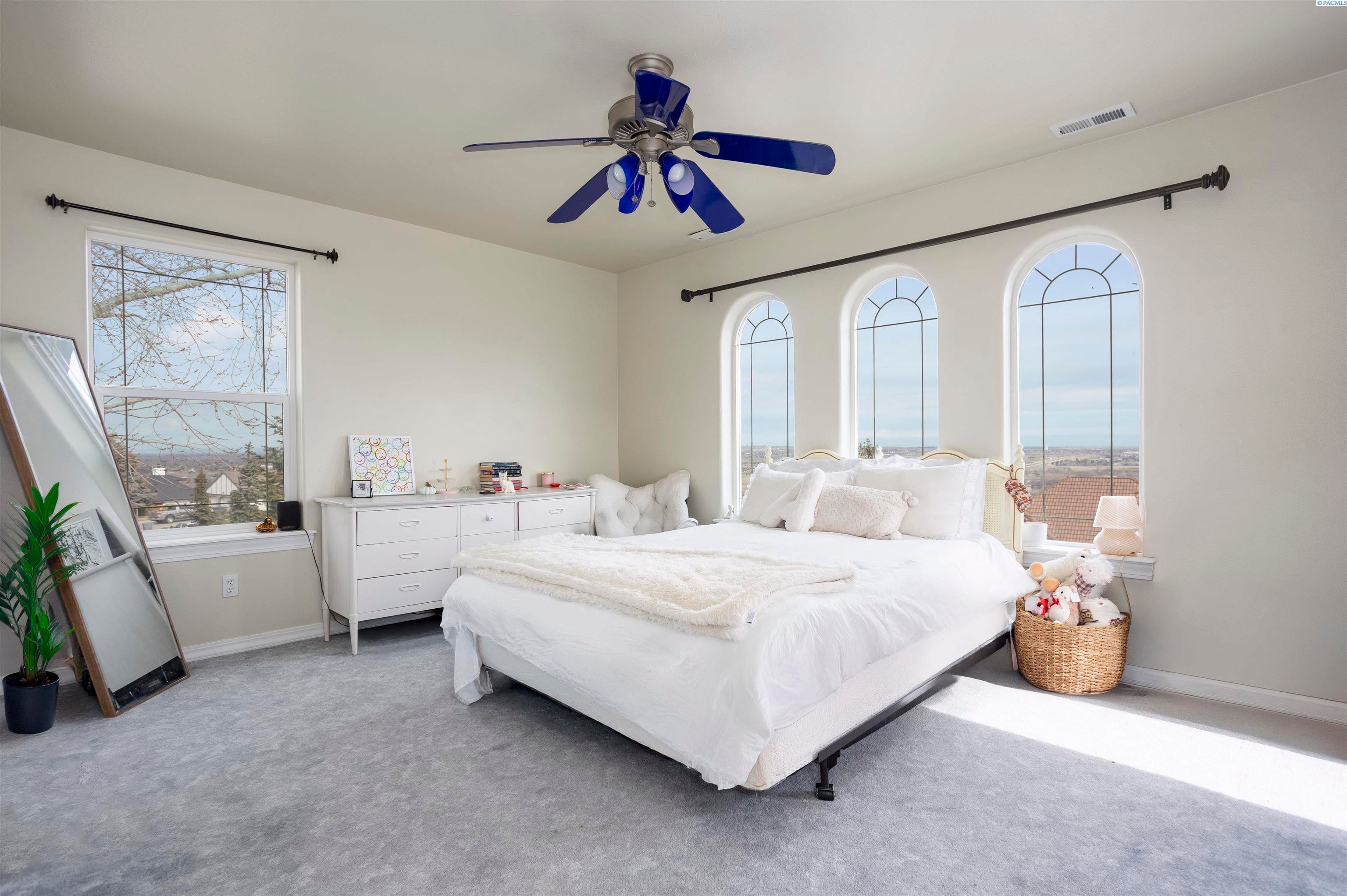 Richland, Washington, 99352, United States, 4 Bedrooms Bedrooms, ,4 BathroomsBathrooms,Residential,For Sale,1977070