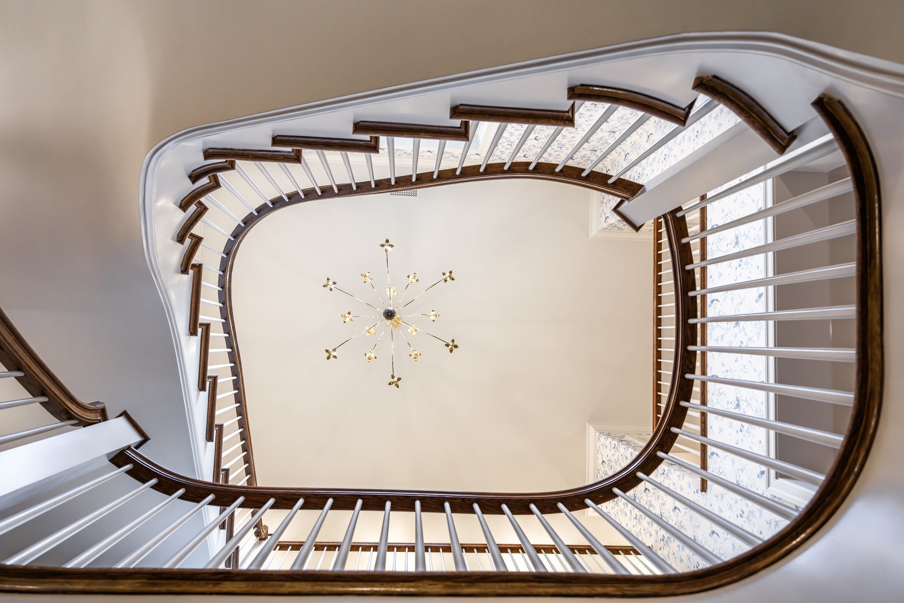  Timeless Colonial Charm Meets Refined Modern Luxury In This Storybook Retreat - 物件實景