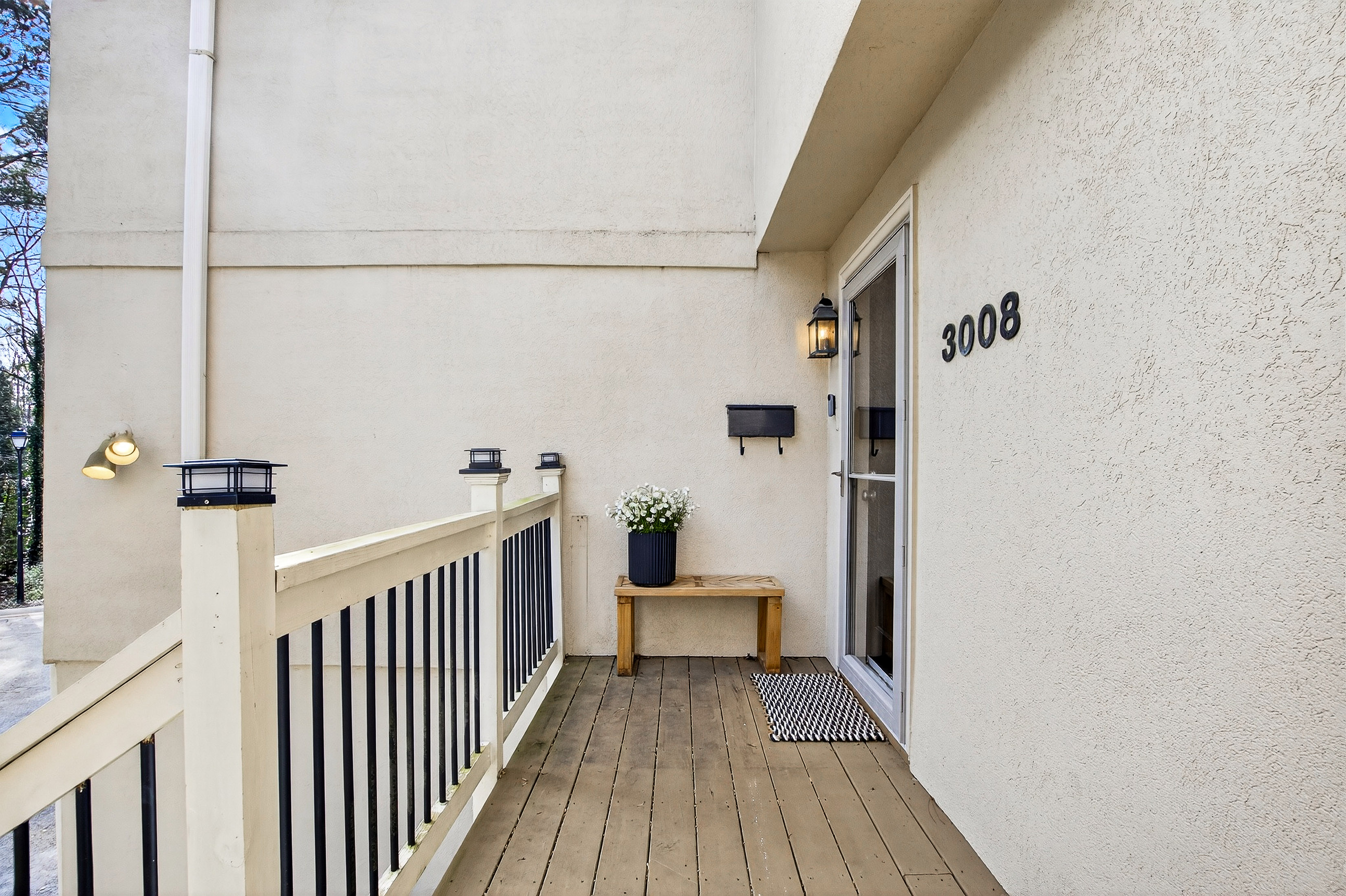  Spacious and Updated Townhome Offers Comfort, Charm and Convenience - 物件實景