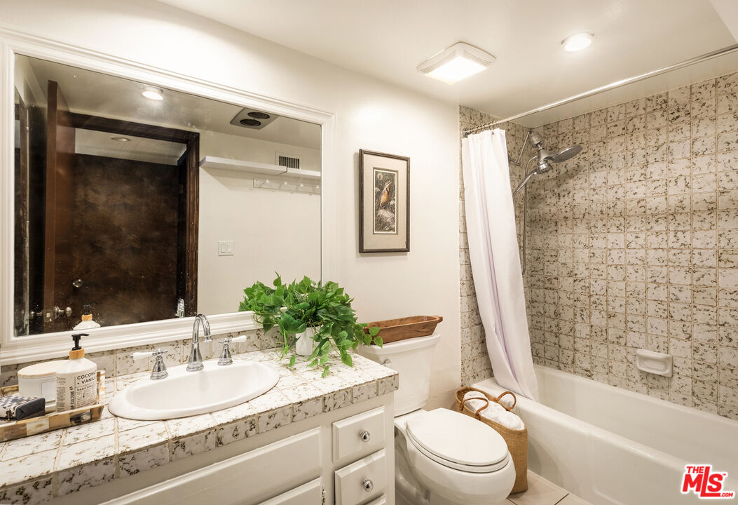 Los Angeles, California, 90025, United States, 3 Bedrooms Bedrooms, ,3 BathroomsBathrooms,Residential,For Sale,1987616