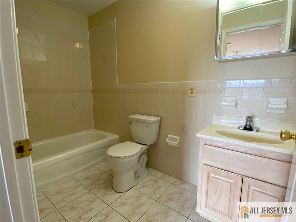 Newark, New Jersey, 07105, United States, 2 Bedrooms Bedrooms, ,3 BathroomsBathrooms,Residential,For Sale,1877508