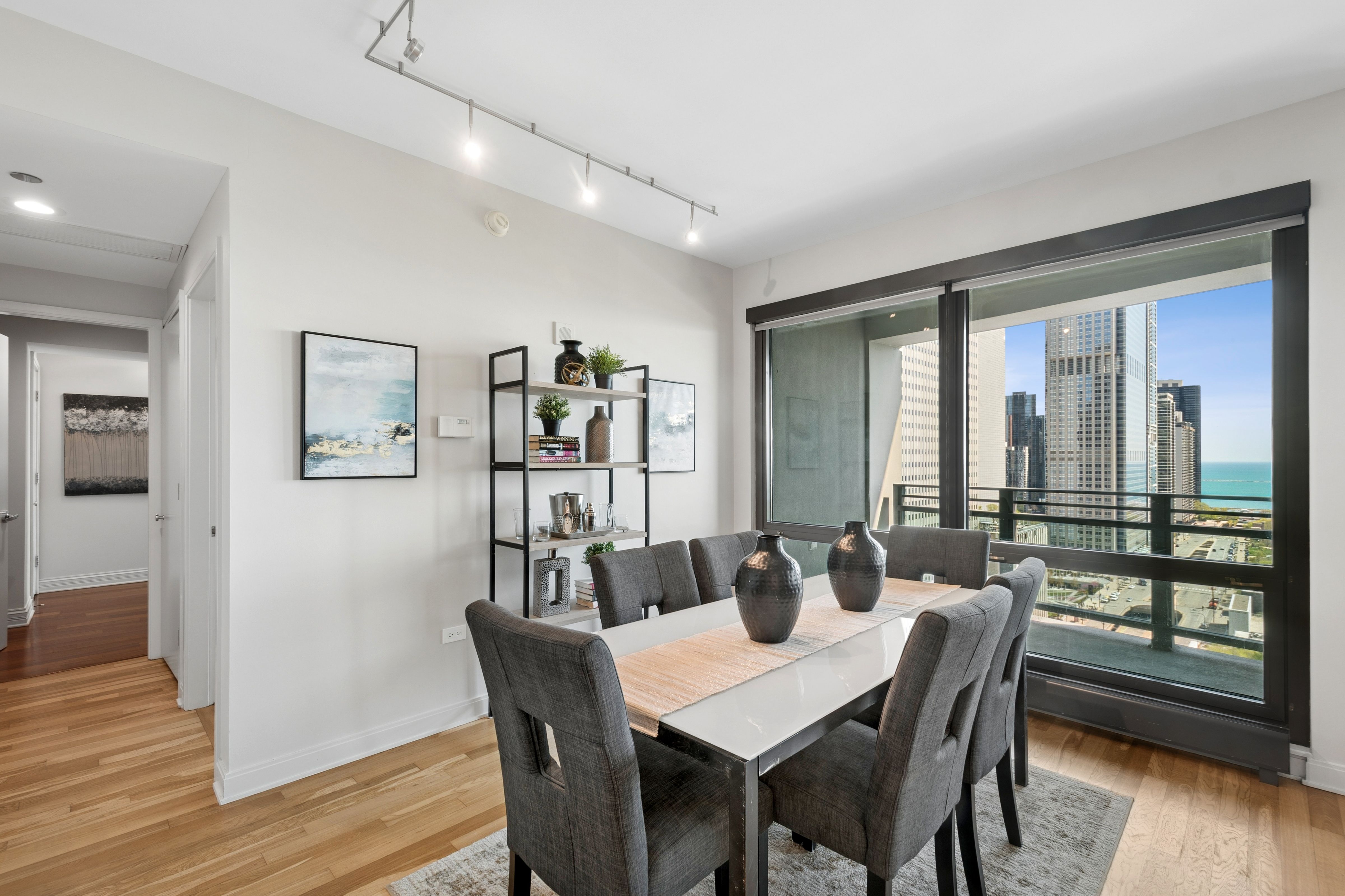  Spacious Living Room and Dining Area Overlook the Park, Lakefront and The Bean - 物件實景