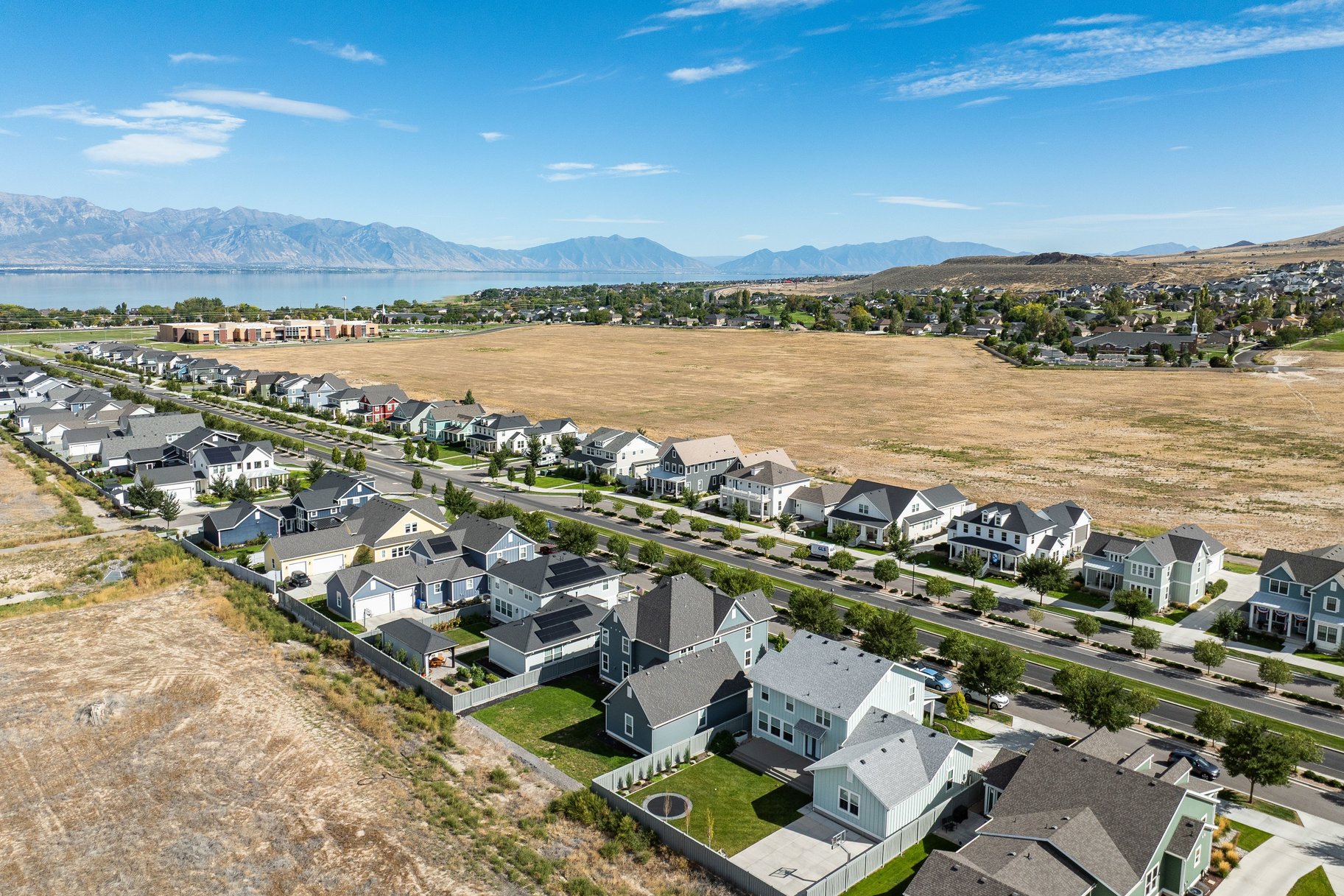  Impeccably Maintained Home with Mountain Views & Four-Car Garage - 物件實景
