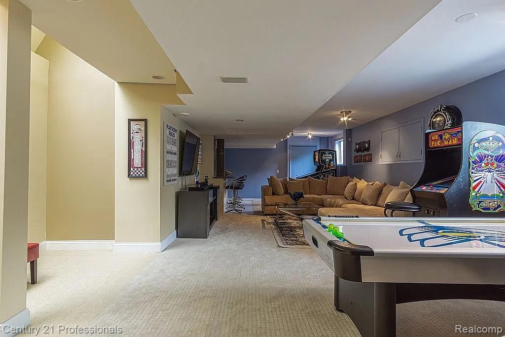 OrchardLake, Michigan, 48323, United States, 5 Bedrooms Bedrooms, ,5 BathroomsBathrooms,Residential,For Sale,1980200