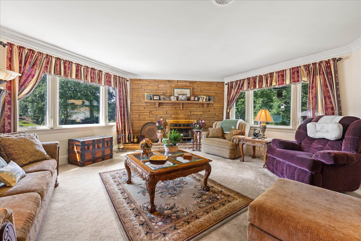 Chester, Virginia, 23831, United States, 5 Bedrooms Bedrooms, ,4 BathroomsBathrooms,Residential,For Sale,1889514