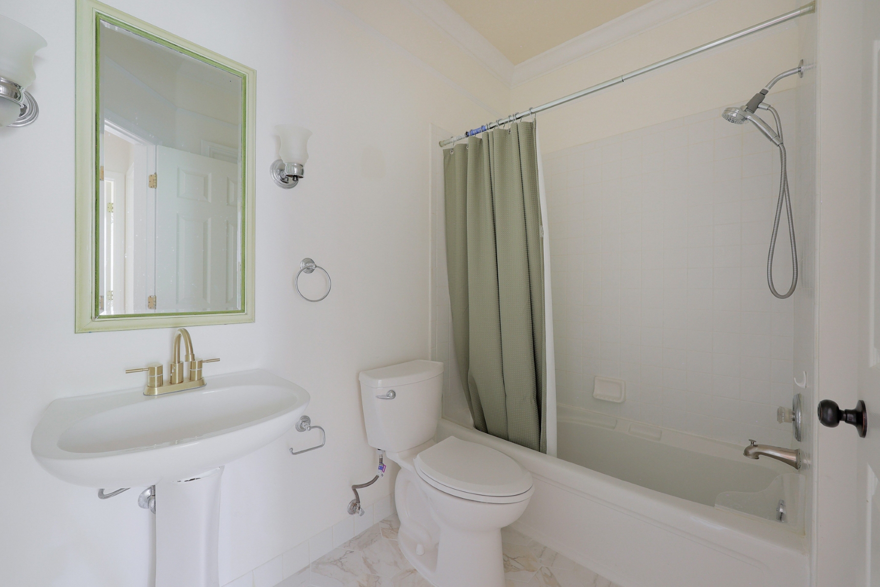  ?Carlisle? Classic Colonial Offers Timeless Charm with Modern Updates - 物件實景