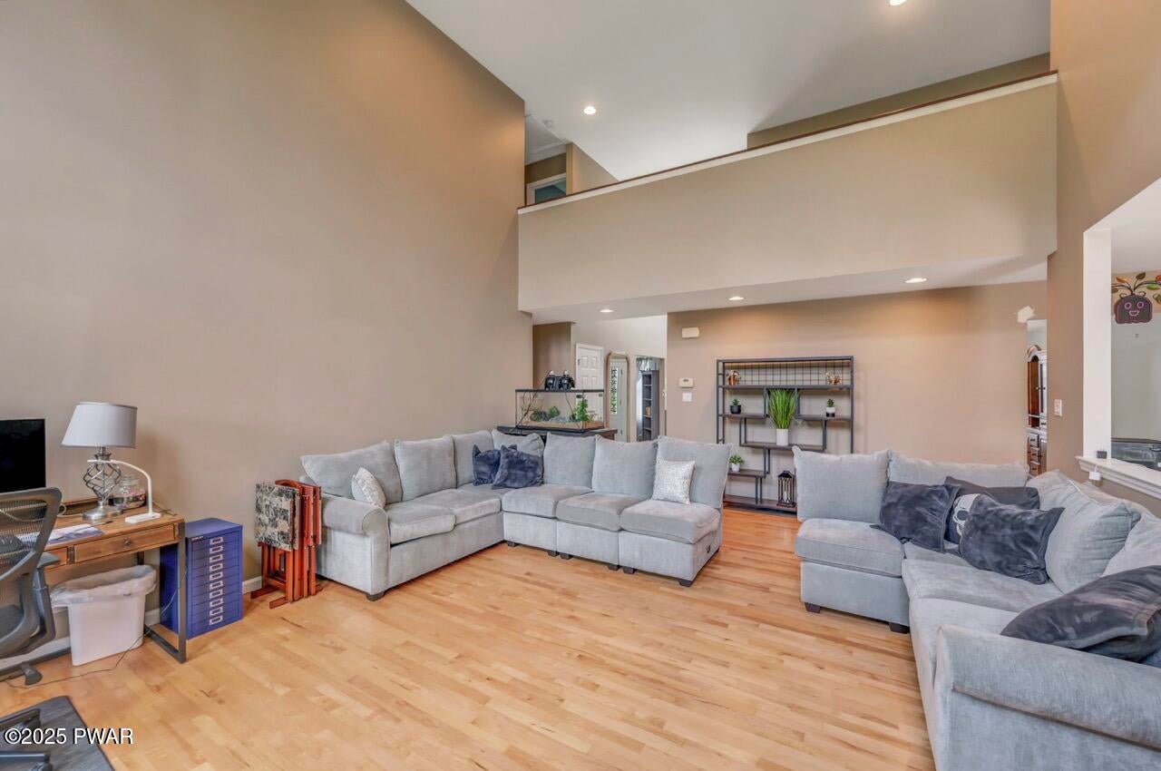 Honesdale, Pennsylvania, 18431, United States, 5 Bedrooms Bedrooms, ,4 BathroomsBathrooms,Residential,For Sale,1973688