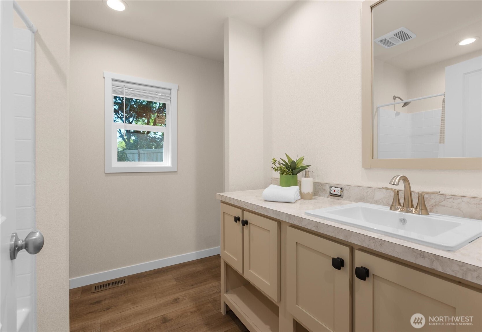 Bothell, Washington, 98012, United States, 2 Bedrooms Bedrooms, ,2 BathroomsBathrooms,Residential,For Sale,1777318