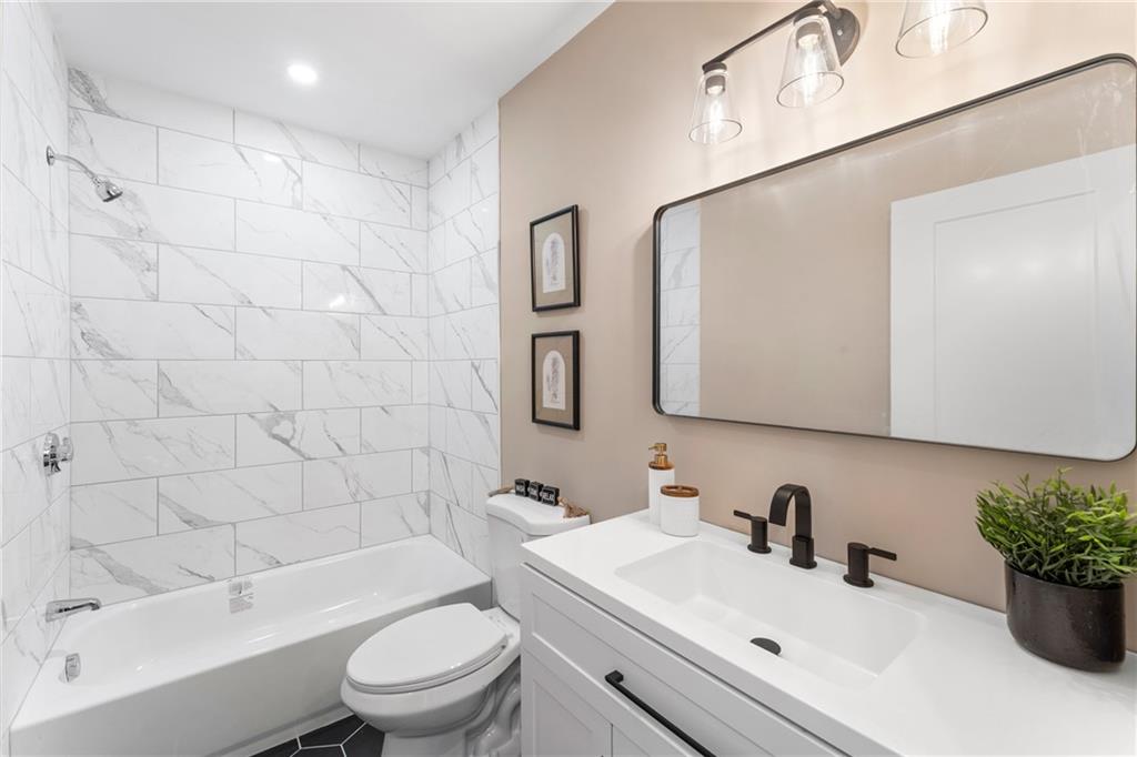 Providence, Rhode Island, 02907, United States, 6 Bedrooms Bedrooms, ,4 BathroomsBathrooms,Residential,For Sale,2005298