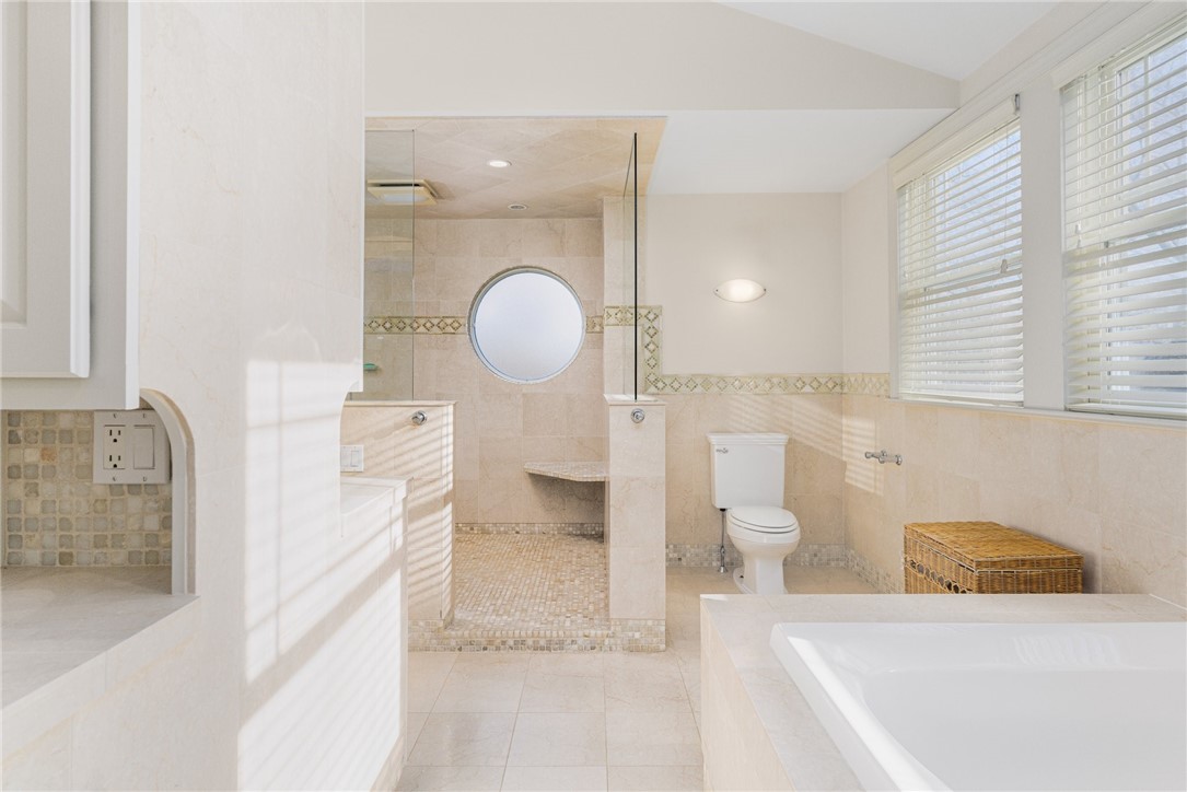East Greenwich, Rhode Island, 02818, United States, 5 Bedrooms Bedrooms, ,7 BathroomsBathrooms,Residential,For Sale,1940425