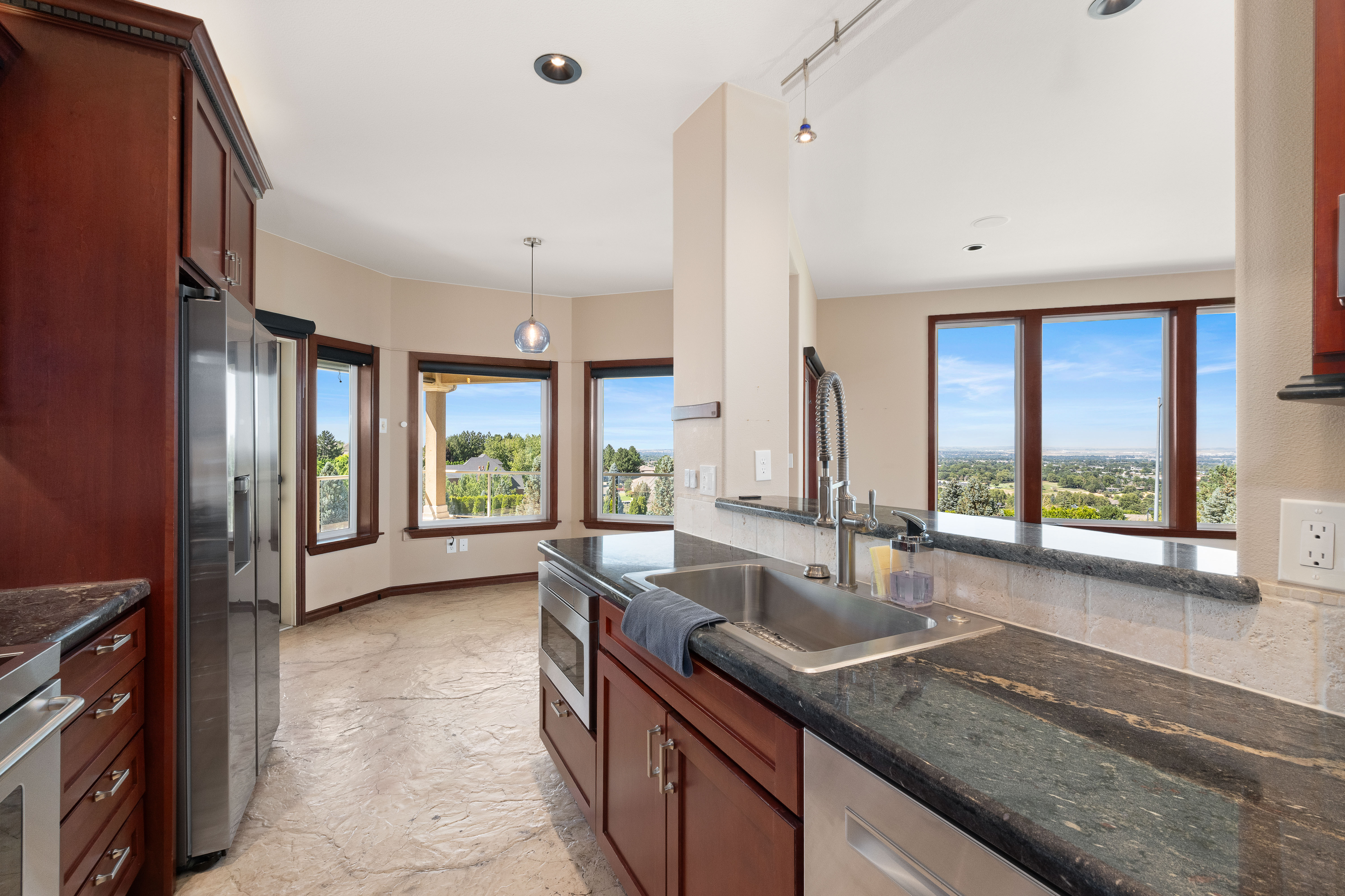  Breathtaking Views & Award Winning Parade Home - 物件實景