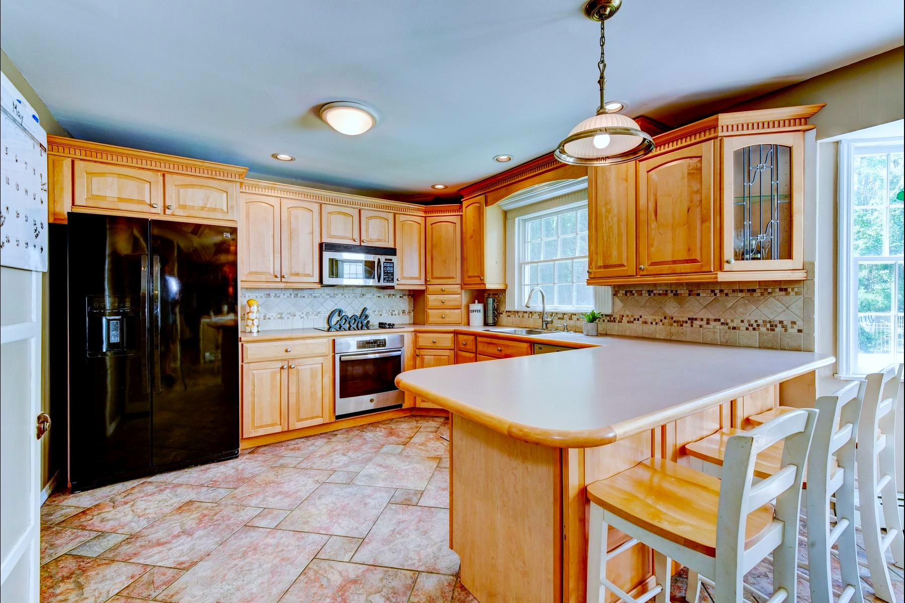  ?Glenwood? Neighborhood Colonial Offers Privacy and Flexibility - 物件實景