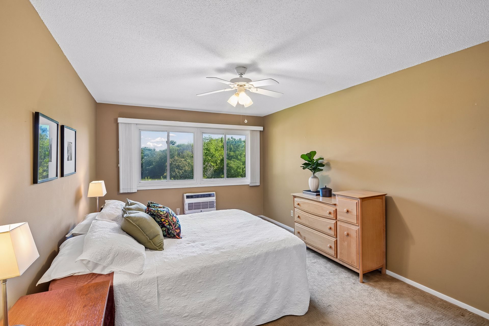  Second-Floor Wayzata Villas Condo with Beautiful Pond Views - 物件實景