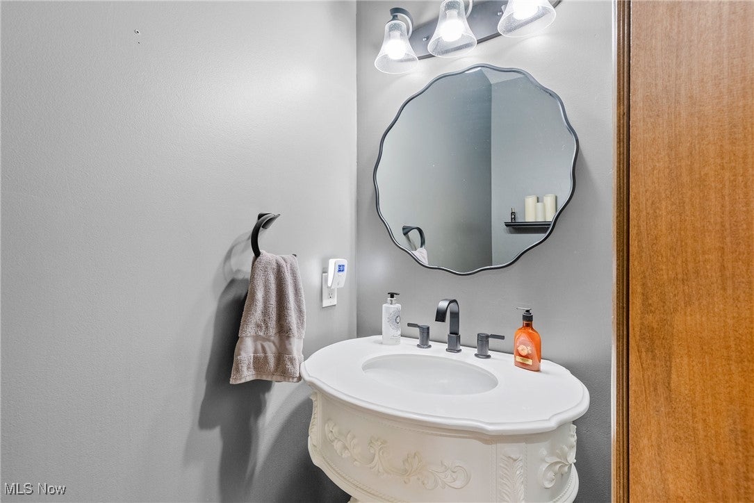 Chardon, Ohio, 44024, United States, 4 Bedrooms Bedrooms, ,5 BathroomsBathrooms,Residential,For Sale,1985731