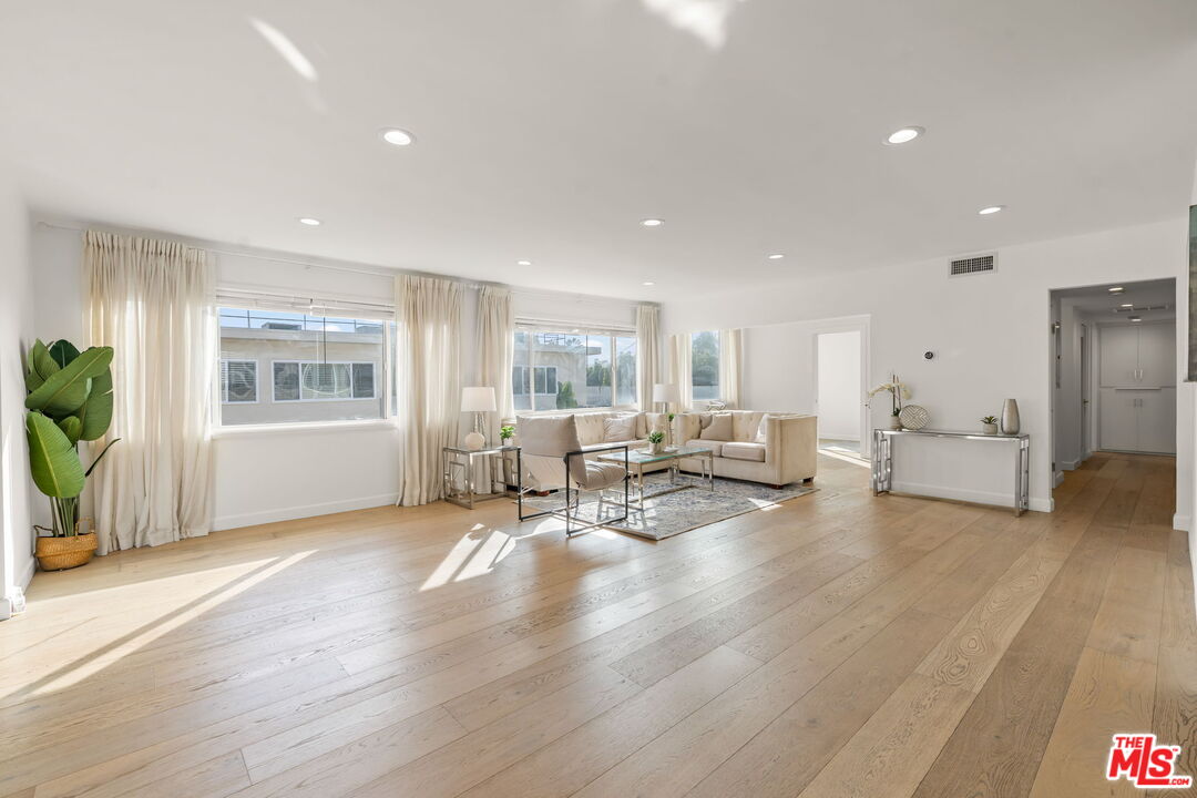 Los Angeles, California, 90046, United States, 3 Bedrooms Bedrooms, ,3 BathroomsBathrooms,Residential,For Sale,1989732