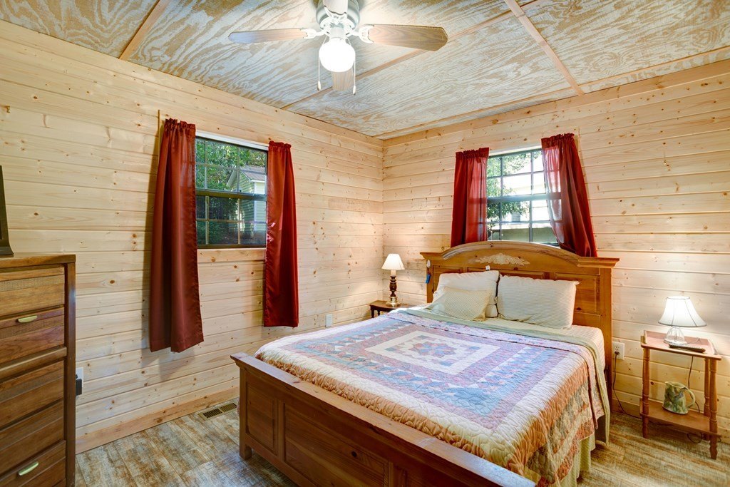 Hiawassee, Georgia, 30546, United States, 2 Bedrooms Bedrooms, ,3 BathroomsBathrooms,Residential,For Sale,1979579