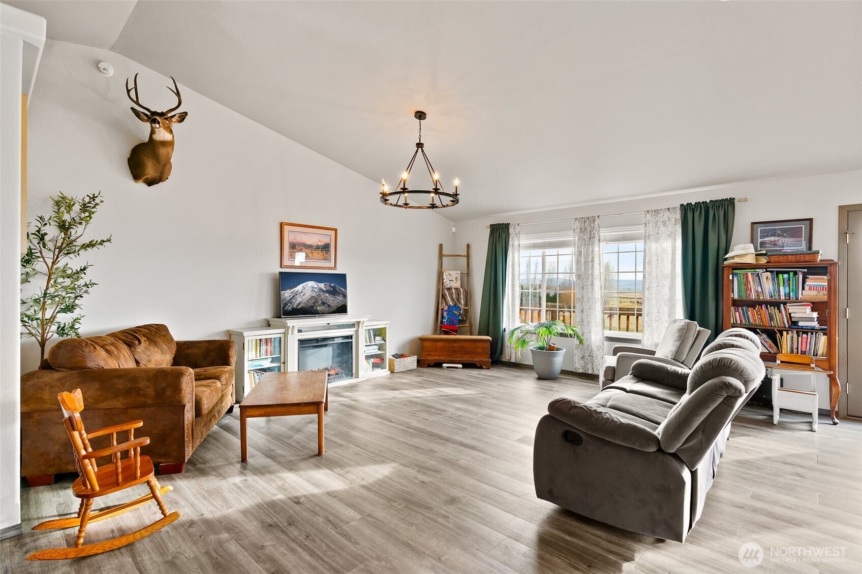 Ellensburg, Washington, 98926, United States, 6 Bedrooms Bedrooms, ,2 BathroomsBathrooms,Residential,For Sale,1992085