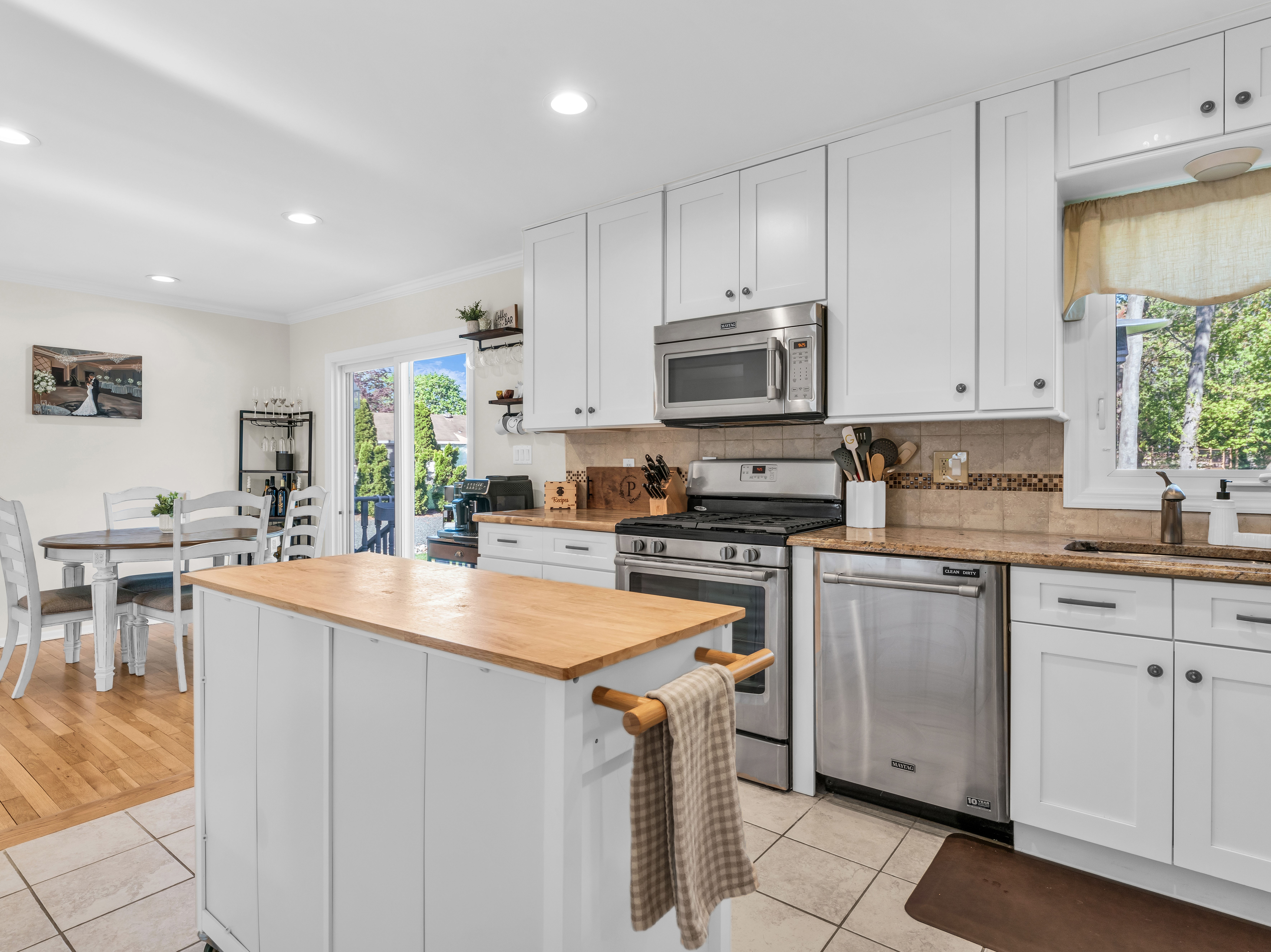  Welcome to this meticulously maintained charming 3-bedroom, 2-bathroom ranch, - 物件實景