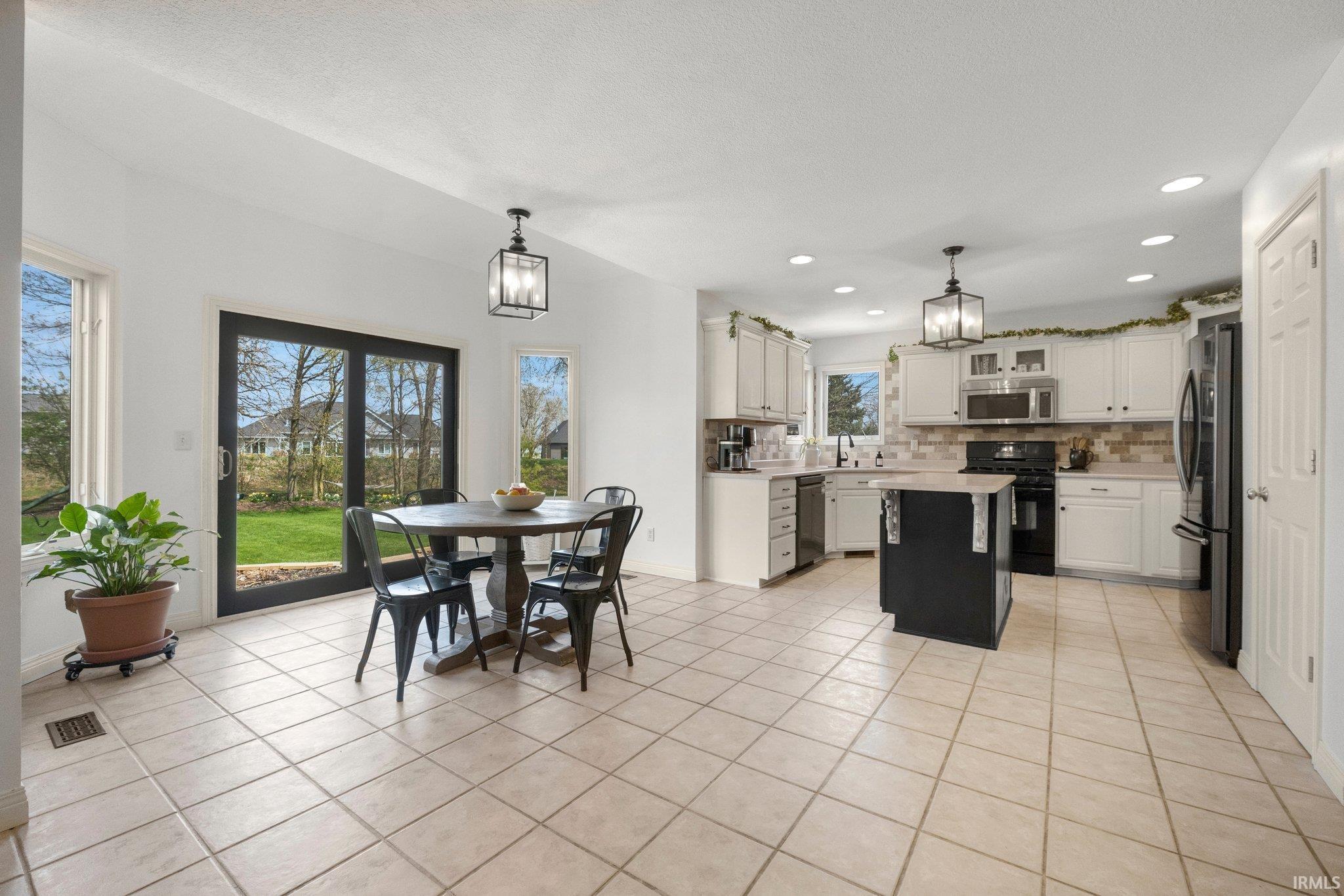 Leo, Indiana, 46765-9347, United States, 4 Bedrooms Bedrooms, ,5 BathroomsBathrooms,Residential,For Sale,1975042