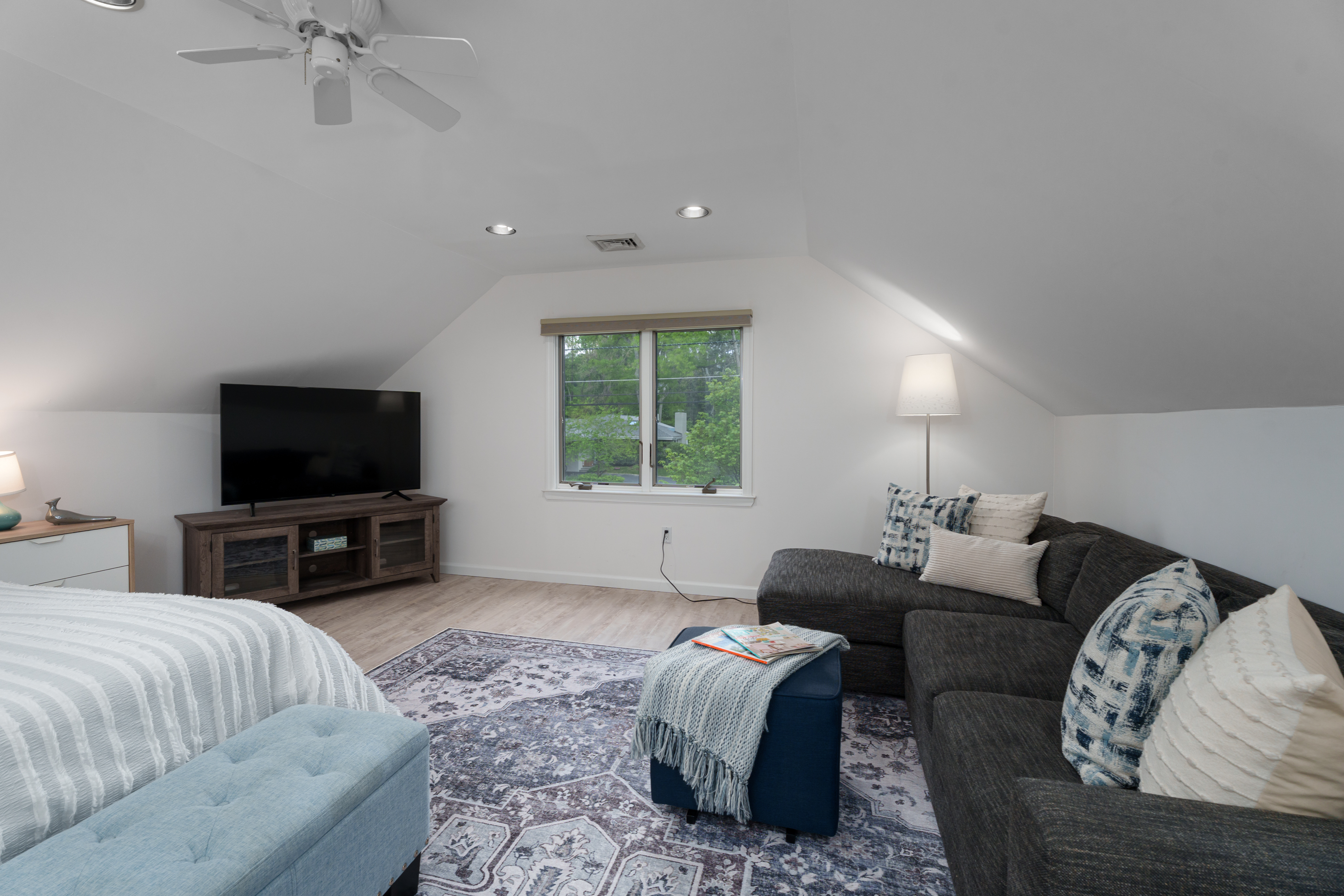  Coveted Western Section Mid-Century Modern Home with an Adaptable Floor Plan - 物件實景
