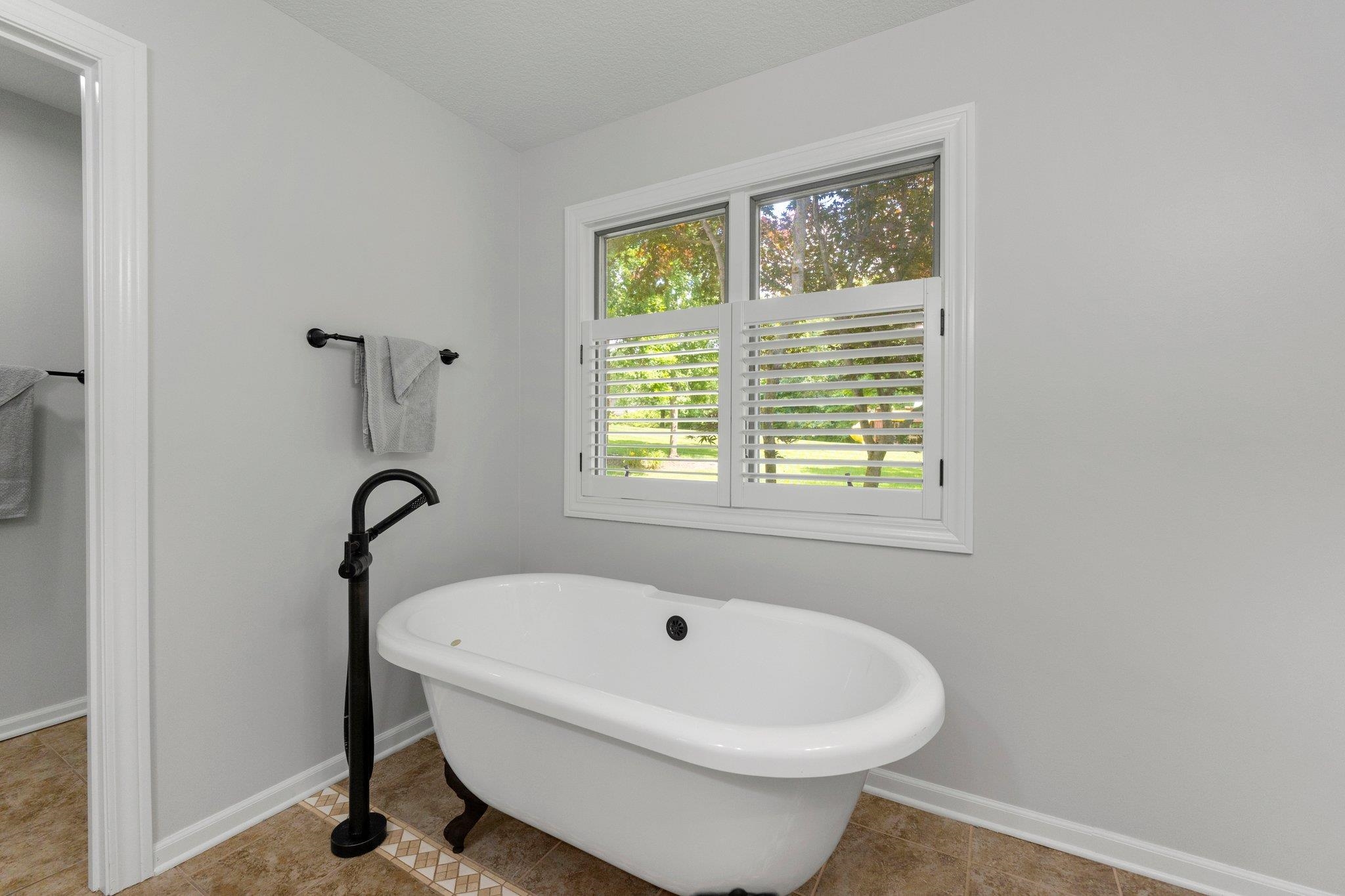 Roanoke, Indiana, 46783, United States, 5 Bedrooms Bedrooms, ,4 BathroomsBathrooms,Residential,For Sale,1913687