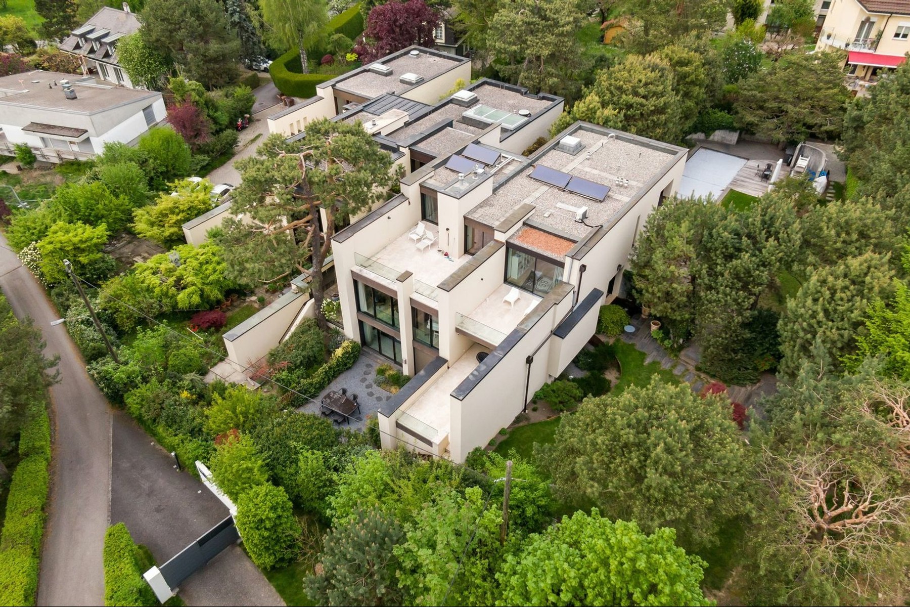  One of the most famous addresses A luxurious contemporary home - 物件實景