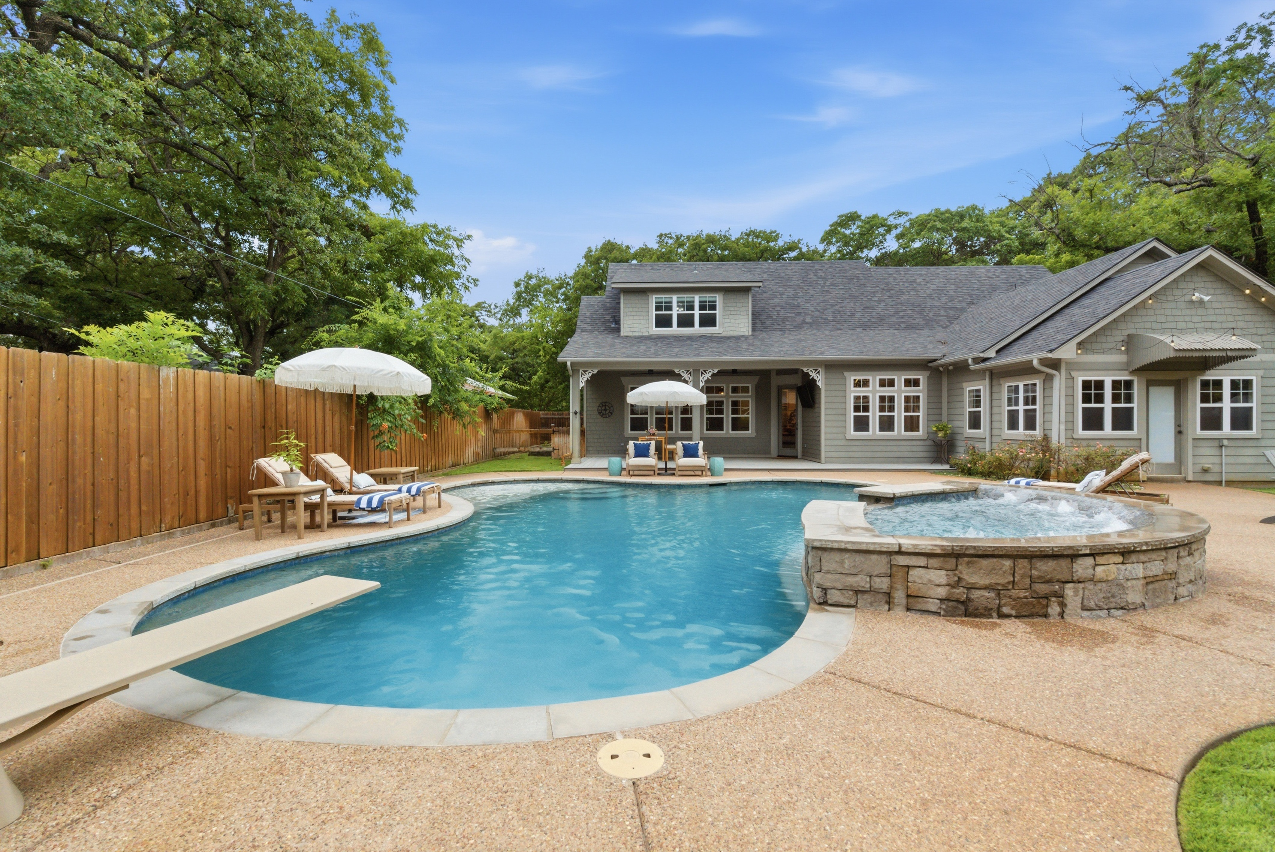  907 Cherry Street  Luxury Home for Sale in Graham, Texas - 物件實景