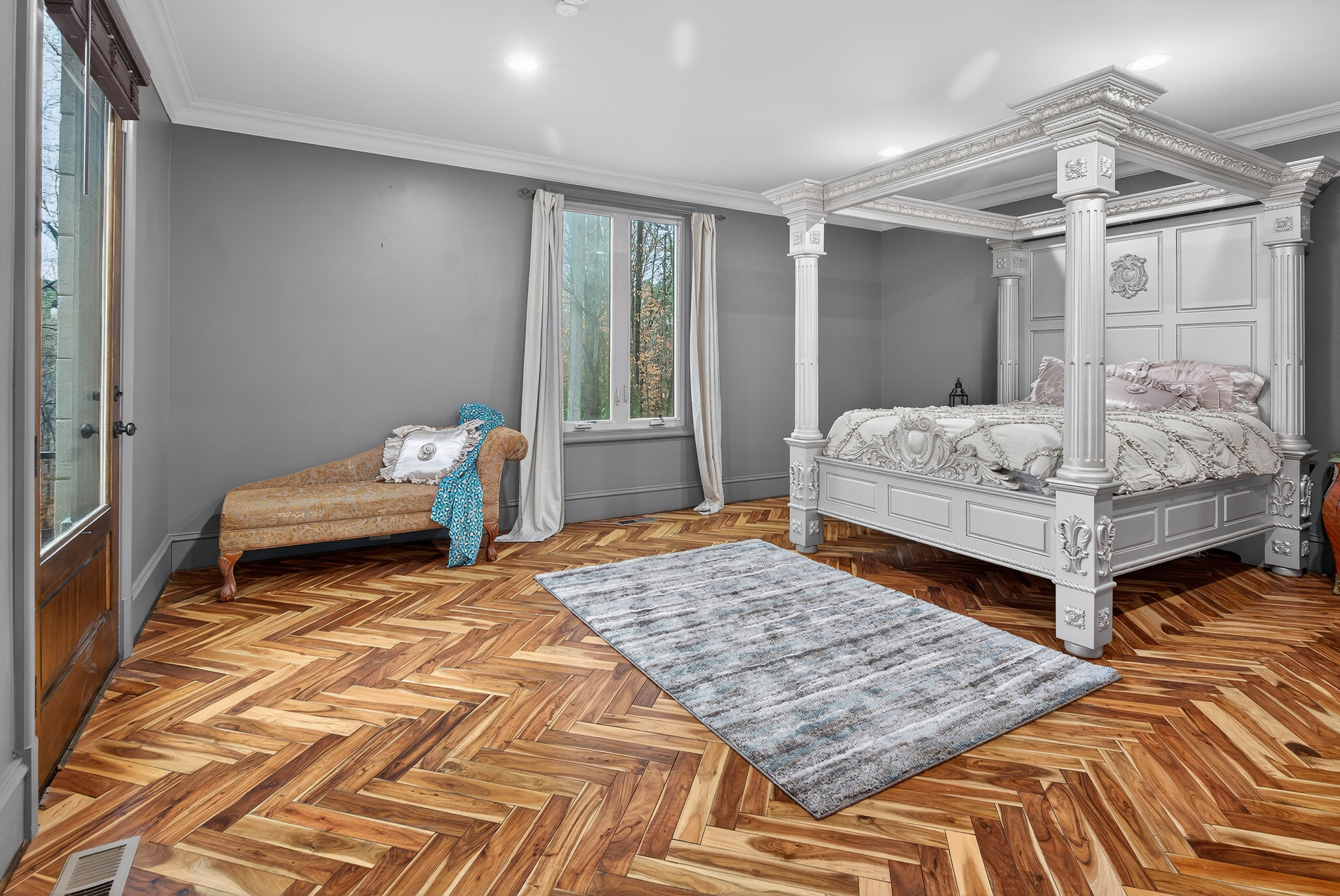  Secluded Sophistication on Over Six Acres with Winding Creek - 物件實景