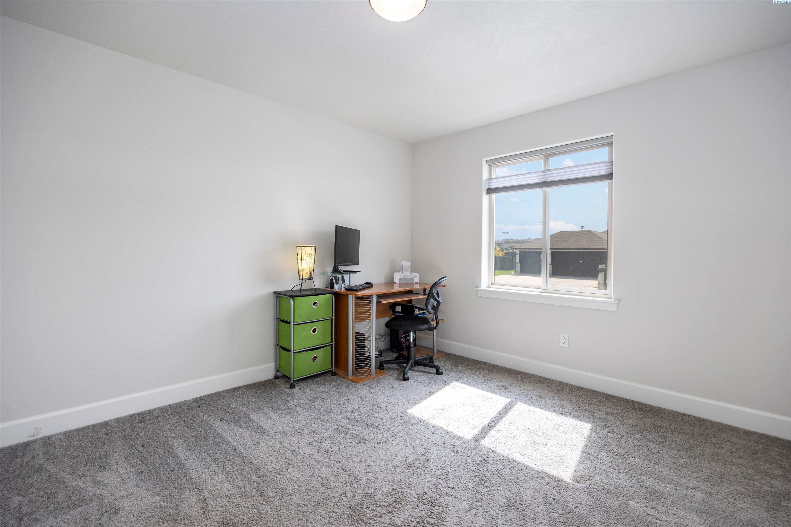 Kennewick, Washington, 99338, United States, 3 Bedrooms Bedrooms, ,2 BathroomsBathrooms,Residential,For Sale,1943089