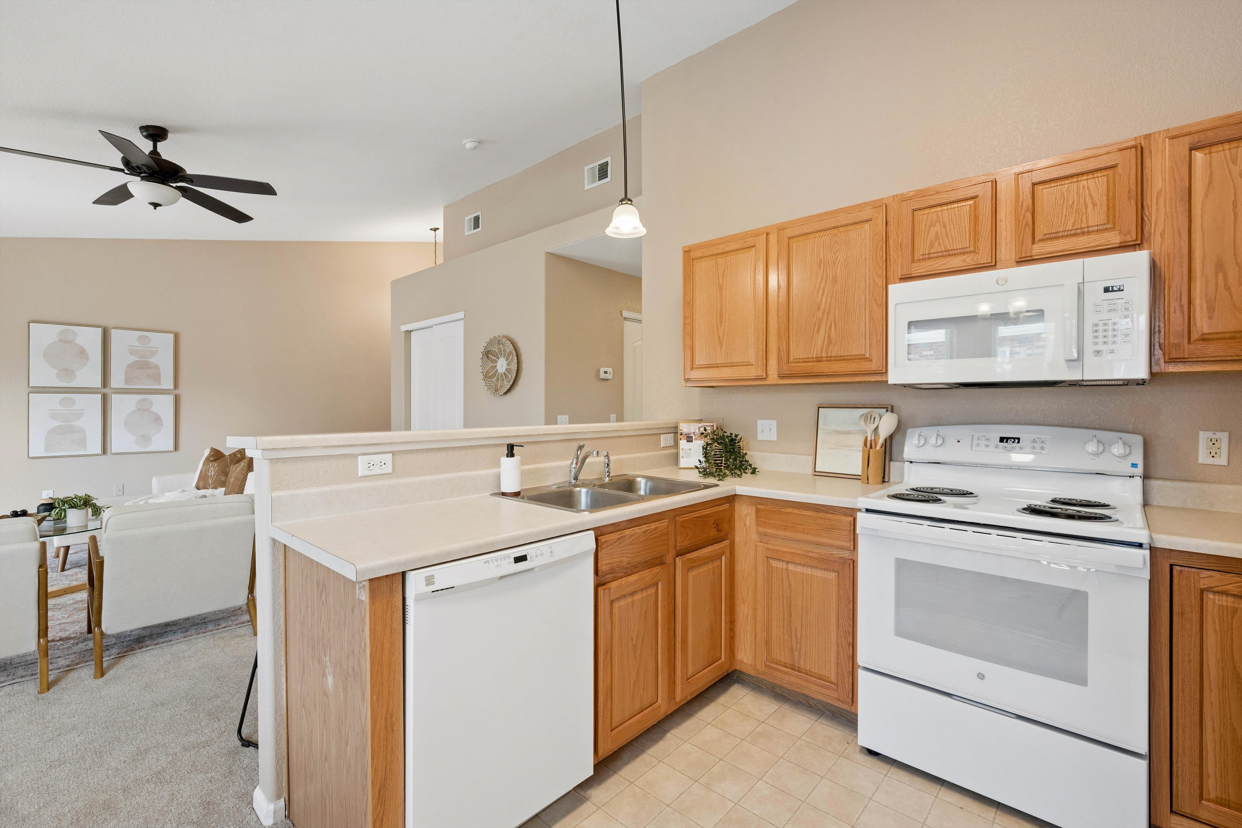  Refreshed, Move-in Ready, And Priced With The Market In Mind - 物件實景