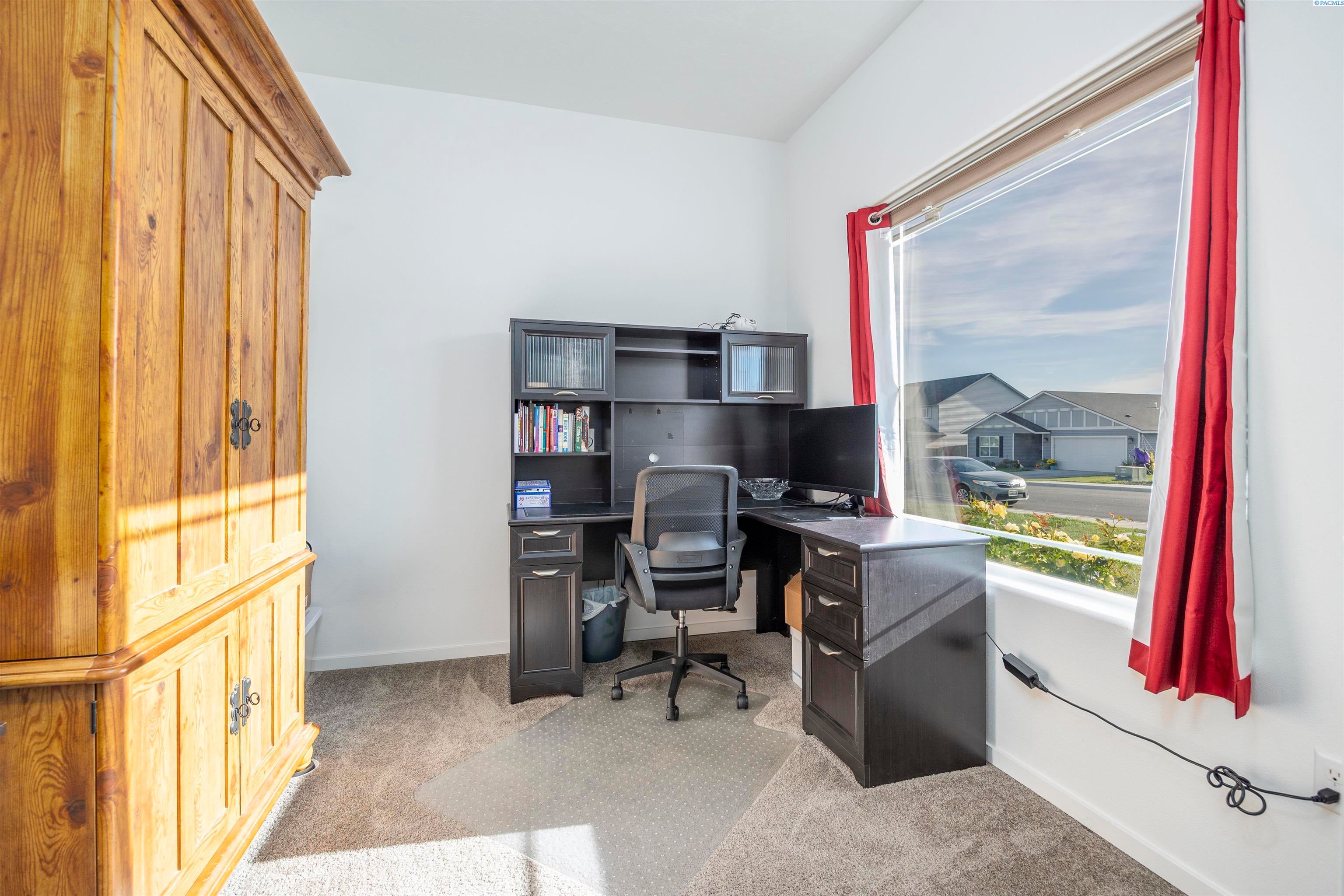 Pasco, Washington, 99301, United States, 4 Bedrooms Bedrooms, ,3 BathroomsBathrooms,Residential,For Sale,1974657