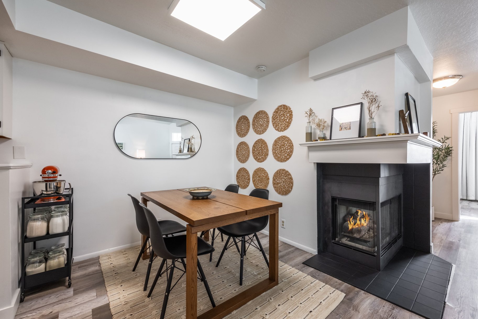  Vaulted Great Room, Cozy Fireplace, Central Location - 物件實景