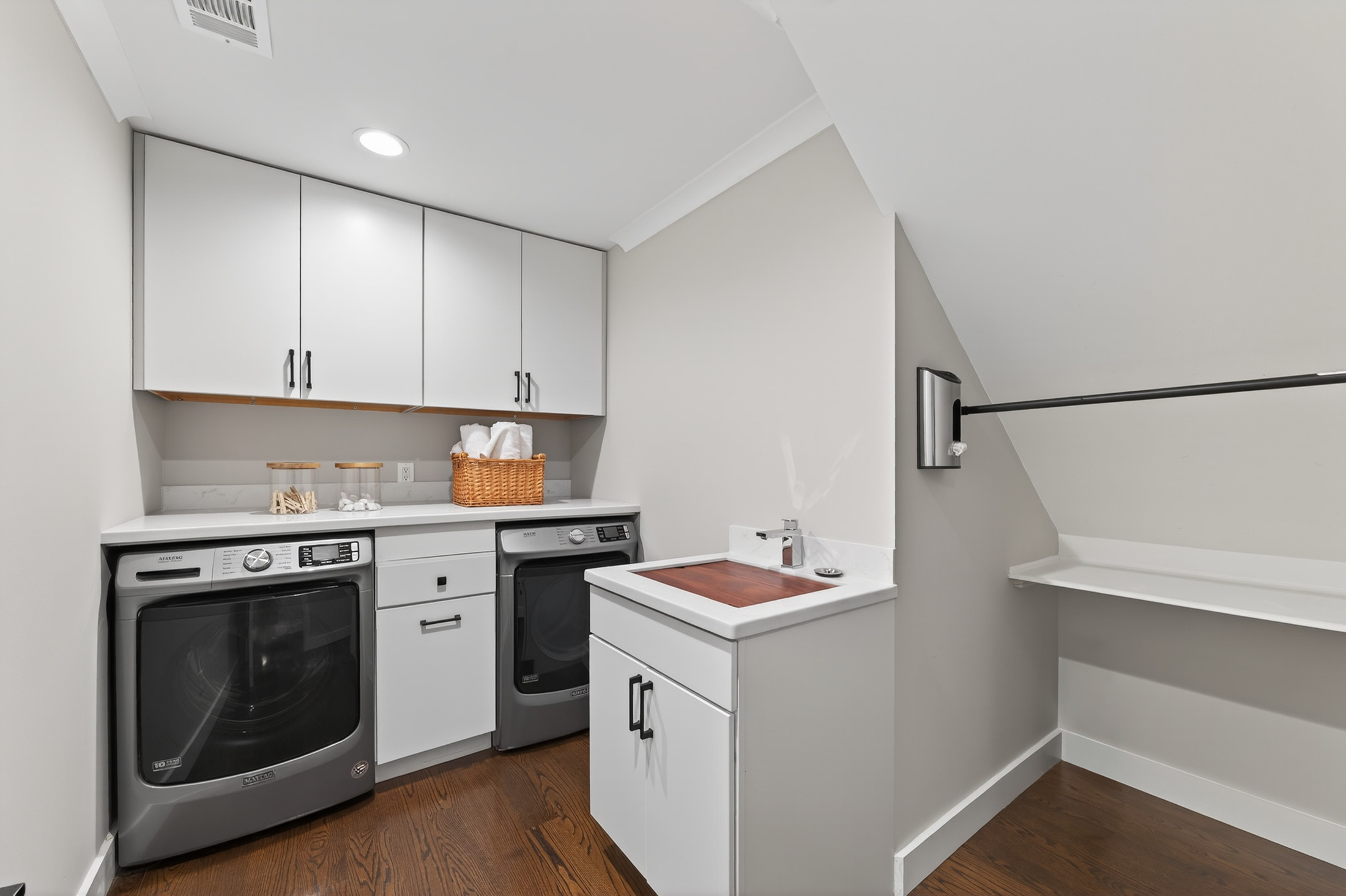  A Rare Turnkey Opportunity in the Center of it All - 物件實景