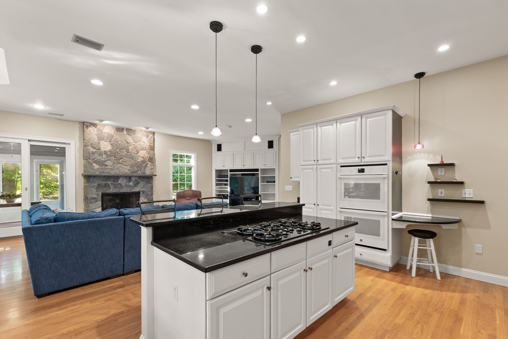 Topsfield, Massachusetts, 01983, United States, 4 Bedrooms Bedrooms, ,4 BathroomsBathrooms,Residential,For Sale,1901084