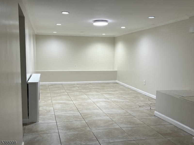 Teaneck Twp., New Jersey, 07666, United States, 3 Bedrooms Bedrooms, ,3 BathroomsBathrooms,Residential,For Sale,1996868