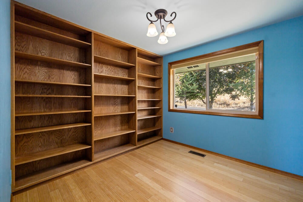 Klamath Falls, Oregon, 97601, United States, 4 Bedrooms Bedrooms, ,4 BathroomsBathrooms,Residential,For Sale,1804036