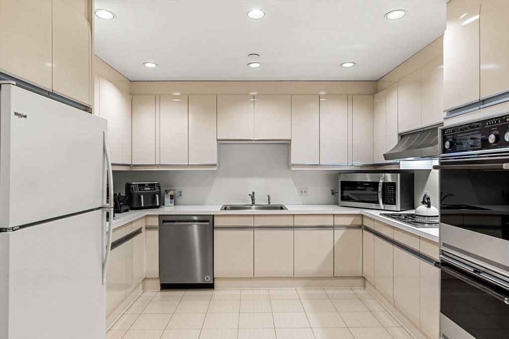 Boston, Massachusetts, 02116, United States, 3 Bedrooms Bedrooms, ,3 BathroomsBathrooms,Residential,For Sale,1850215