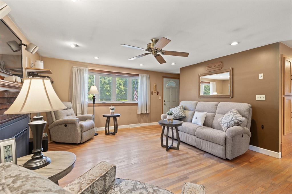Mansfield, Massachusetts, 02048, United States, 3 Bedrooms Bedrooms, ,1 BathroomBathrooms,Residential,For Sale,1926255