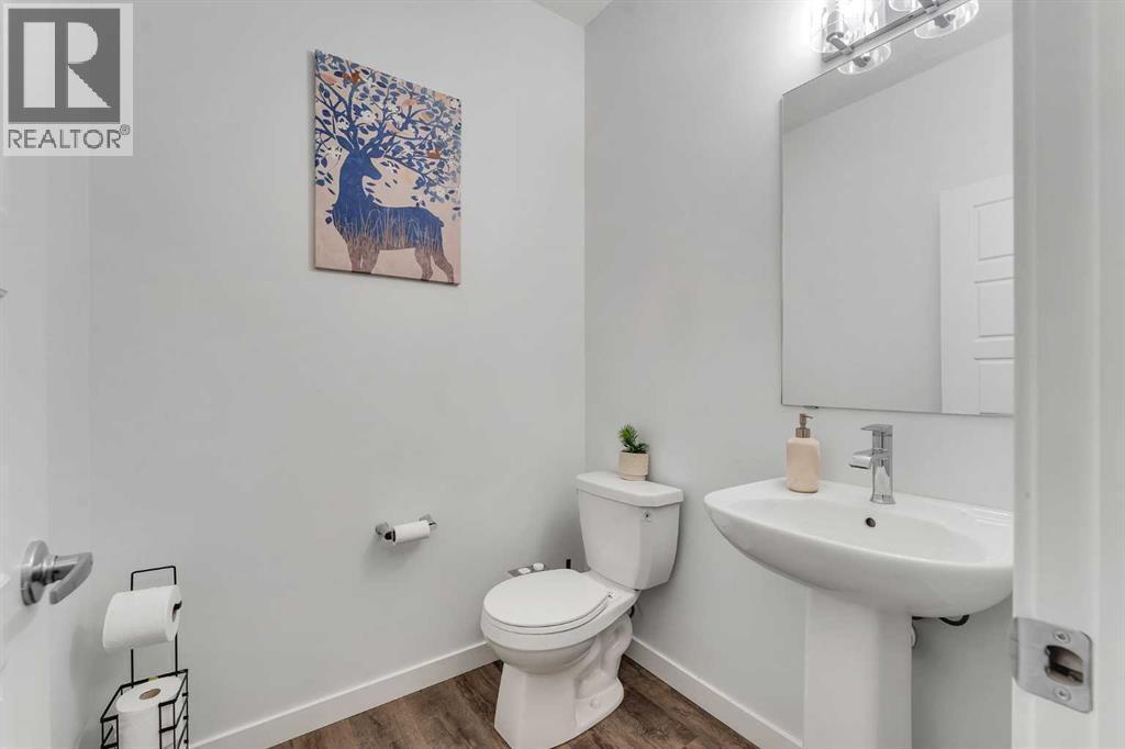 CALGARY, Alberta, T2X 4R1, CA, 3 Bedrooms Bedrooms, ,2 BathroomsBathrooms,Residential,For Sale,1949182