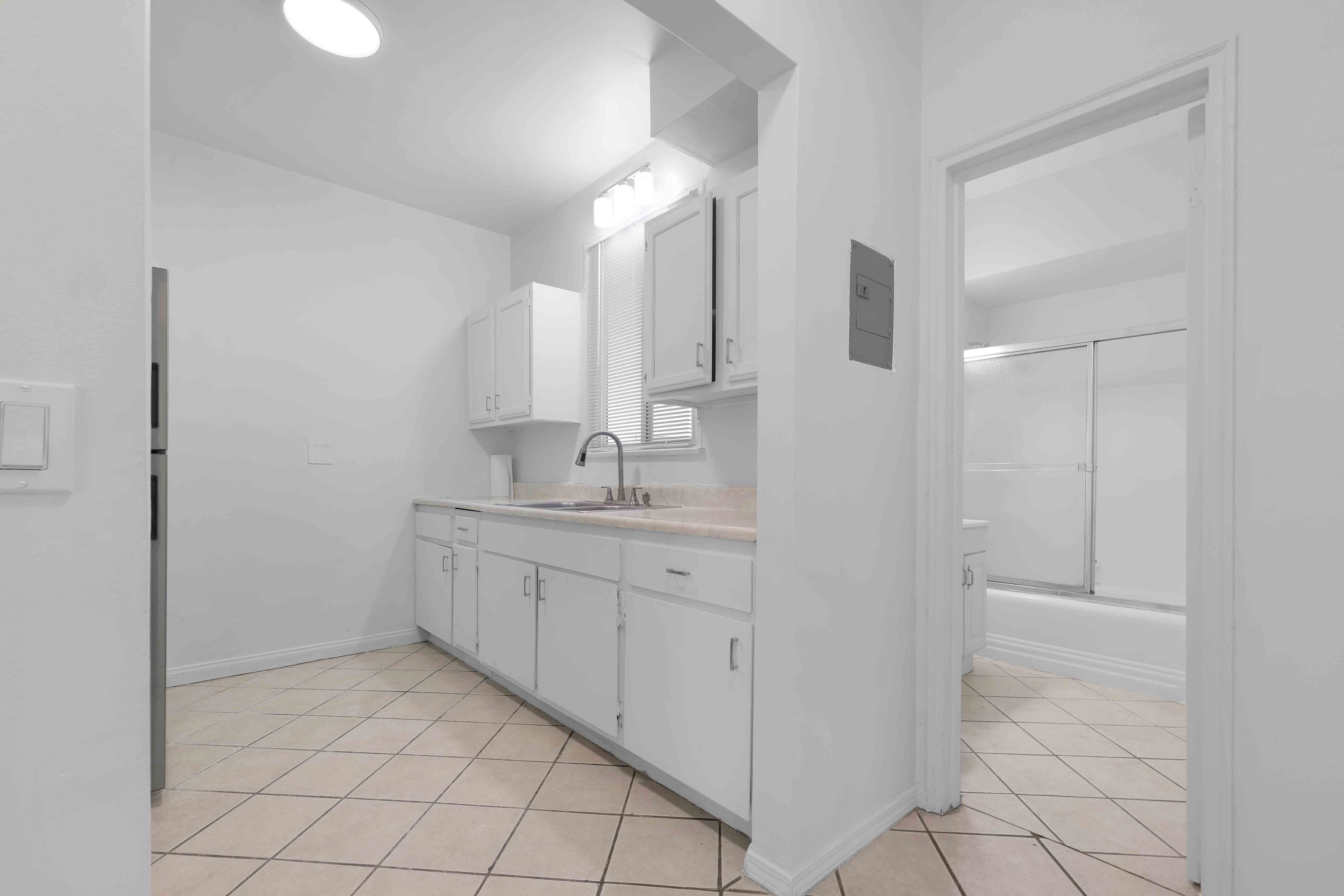  2442 W 18th St - 物件實景