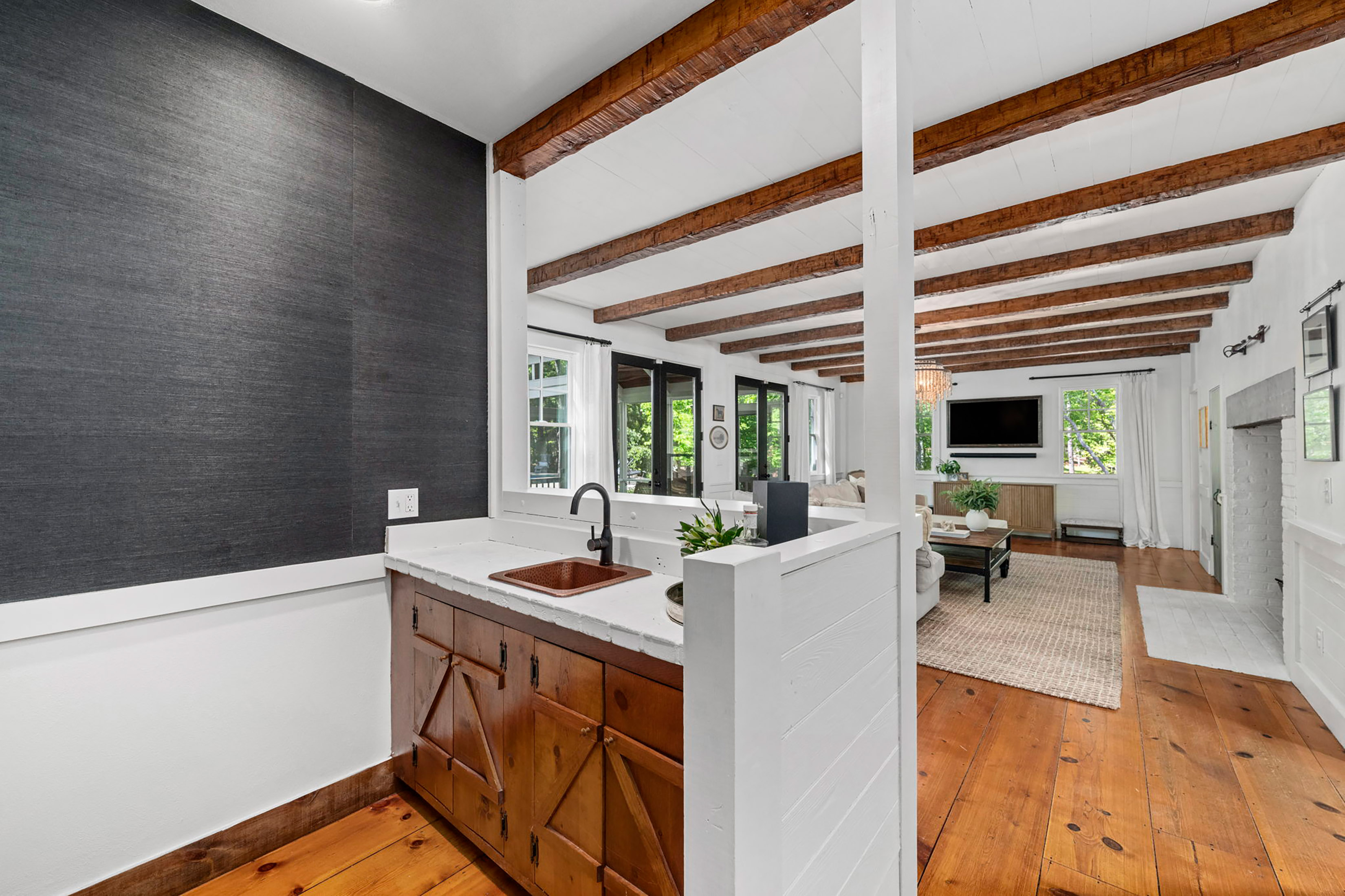  Live Timeless in Coveted Farmhouse on 4+ Private Gated Acres In Roswell - 物件實景