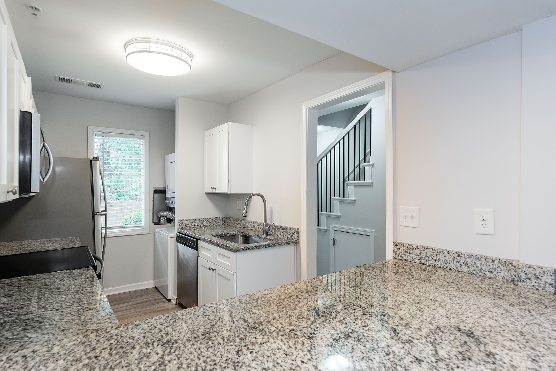  Fully Renovated Townhome with No HOA - 物件實景