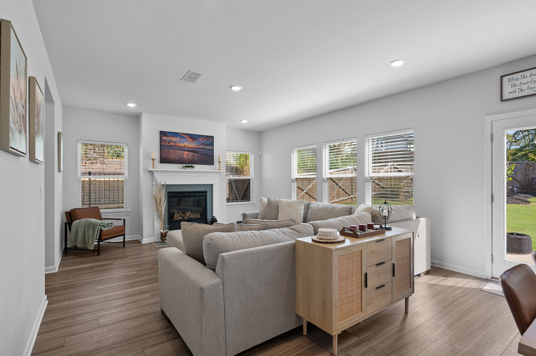  Move-In-Ready Living with a Home Office and Media Loft - 物件實景