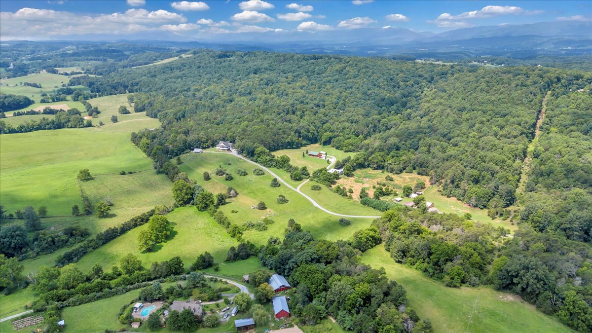 Buchanan, Virginia, 24066, United States, 5 Bedrooms Bedrooms, ,4 BathroomsBathrooms,Residential,For Sale,1900741