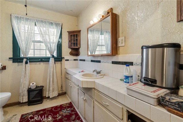 Los Angeles, California, 90018, United States, 2 Bedrooms Bedrooms, ,1 BathroomBathrooms,Residential,For Sale,1981345