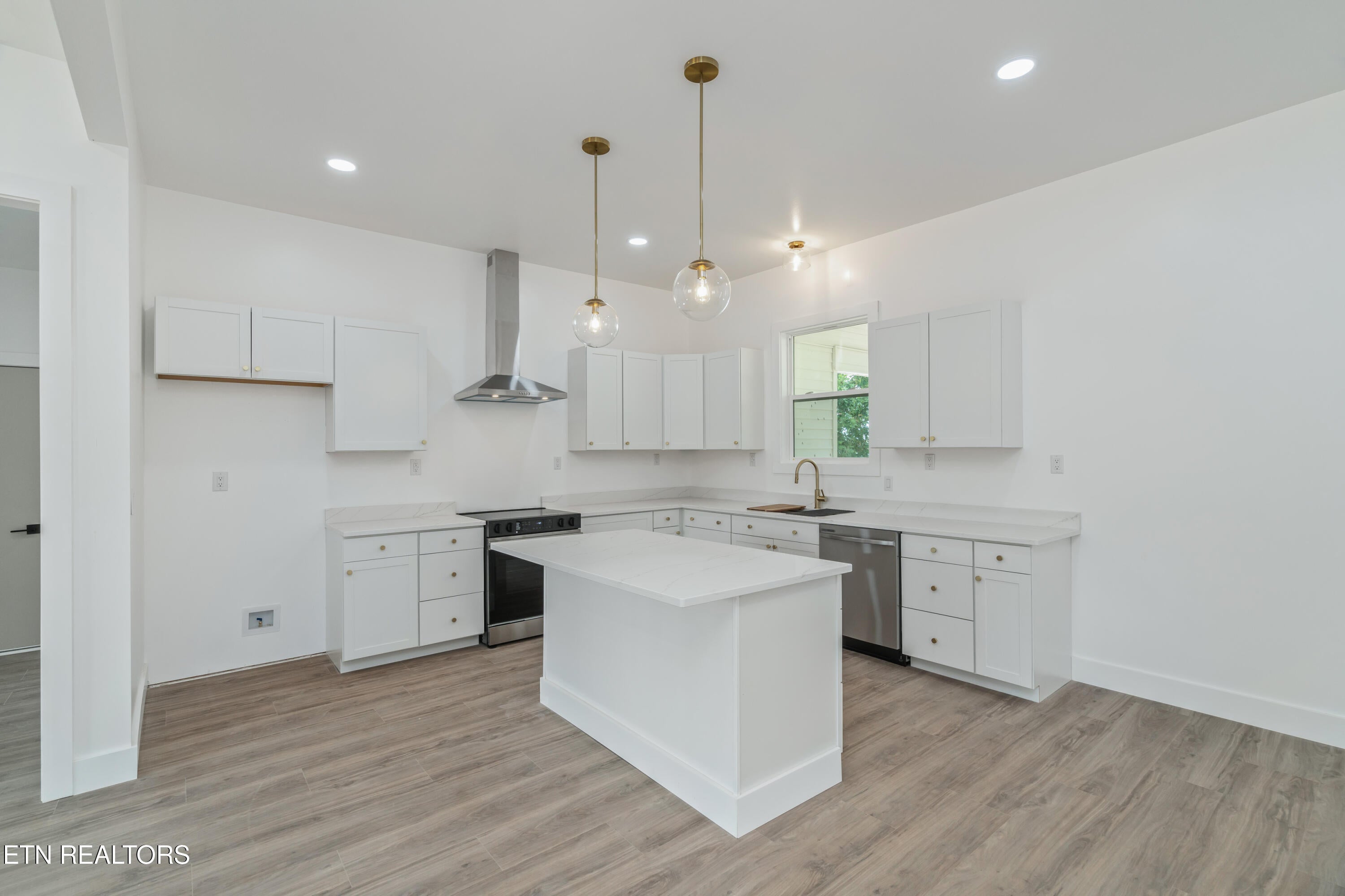 Kingston, Tennessee, 37763, United States, 3 Bedrooms Bedrooms, ,2 BathroomsBathrooms,Residential,For Sale,1907401