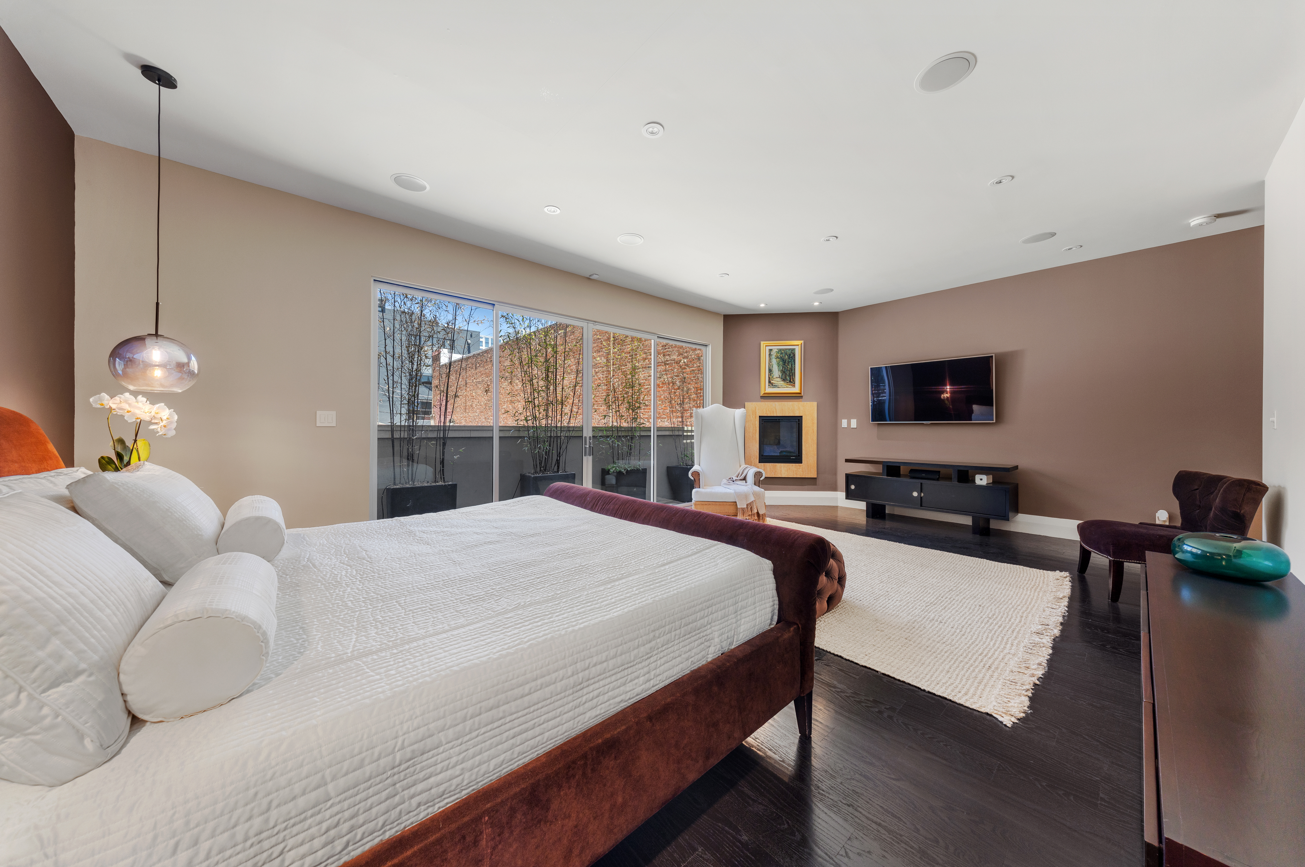  Spectacular Renovated SOMA Home with Rare Museum-Like 7-Car Garage - 物件實景