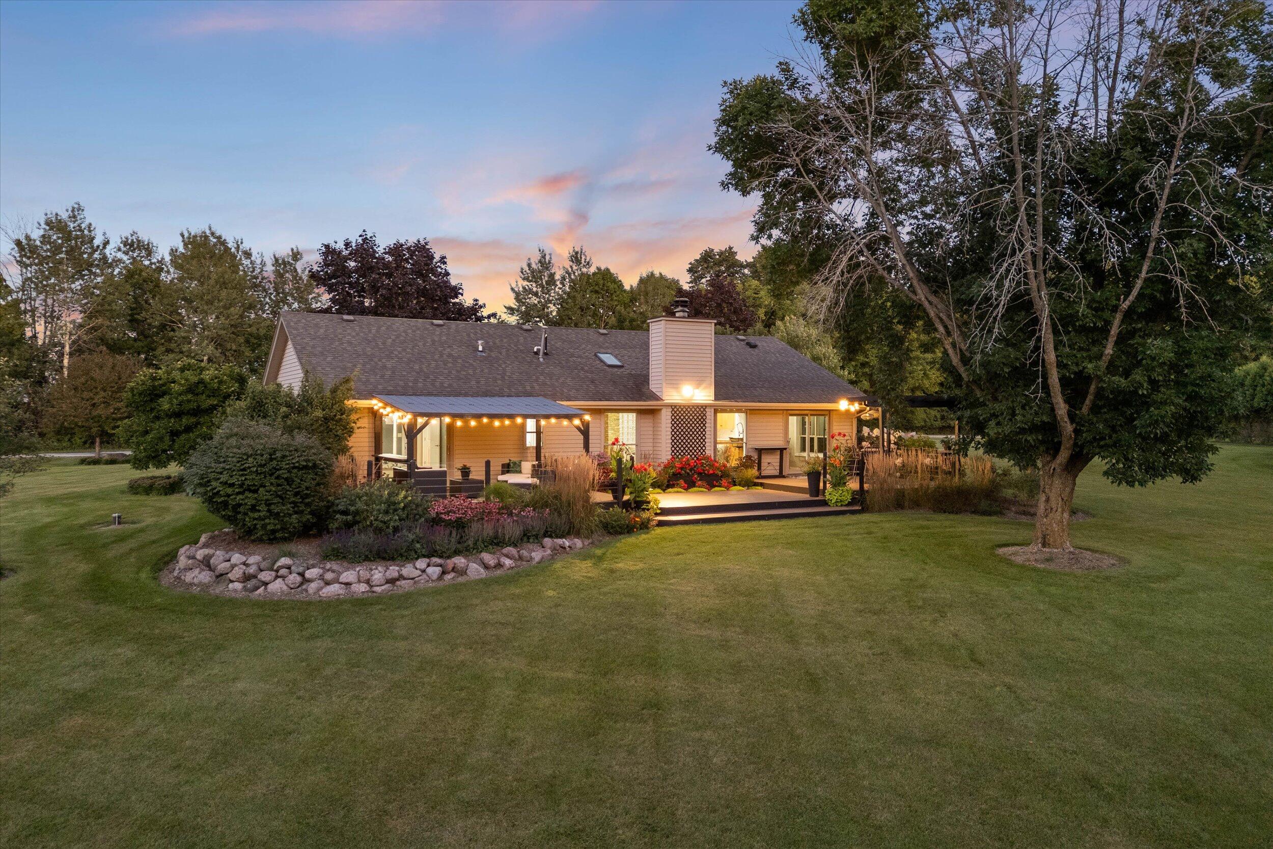 Grafton, Wisconsin, 53024, United States, 3 Bedrooms Bedrooms, ,2 BathroomsBathrooms,Residential,For Sale,1938836