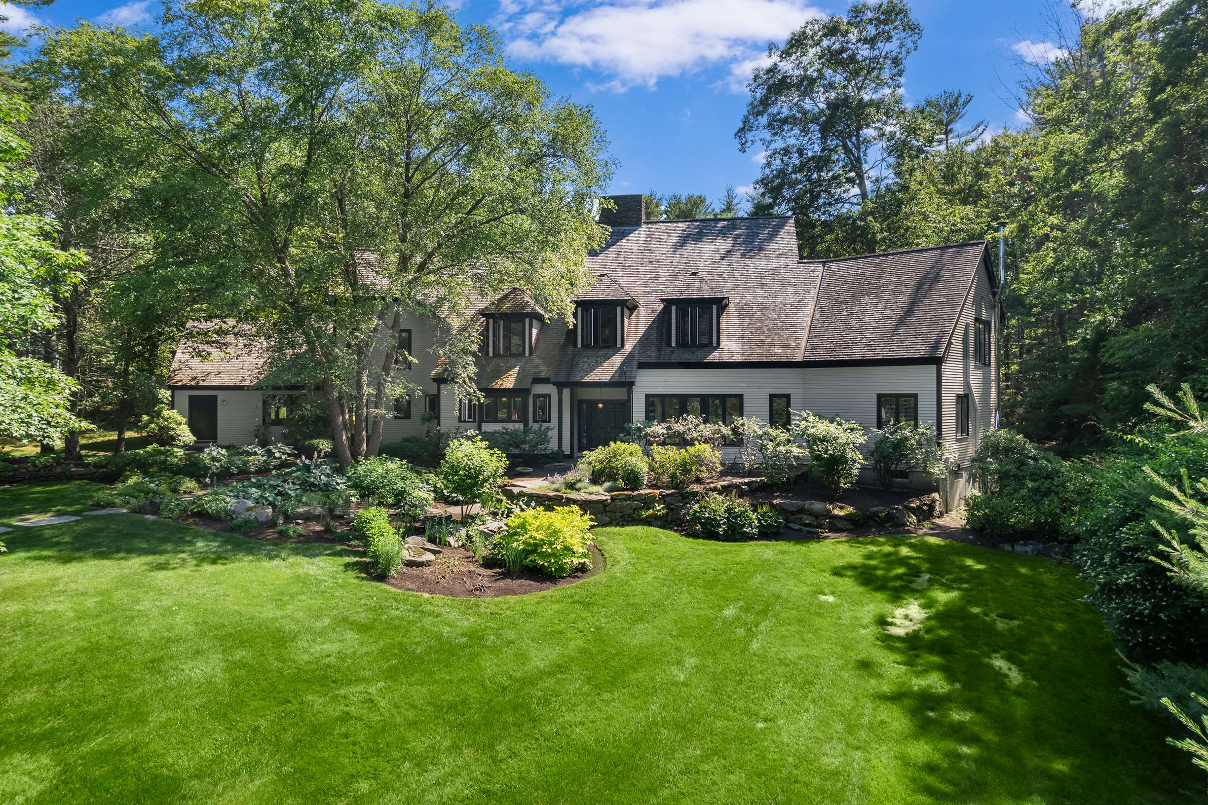  Elegant Shingled Maine Cottage with Modern Flair on 2.63 Acres in York - 物件實景